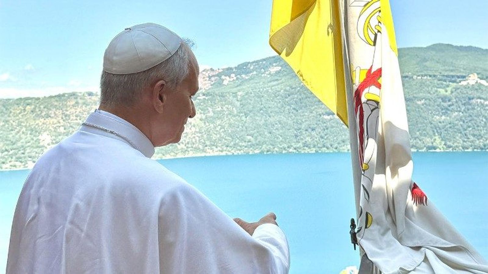El papa León XIV frente al mar