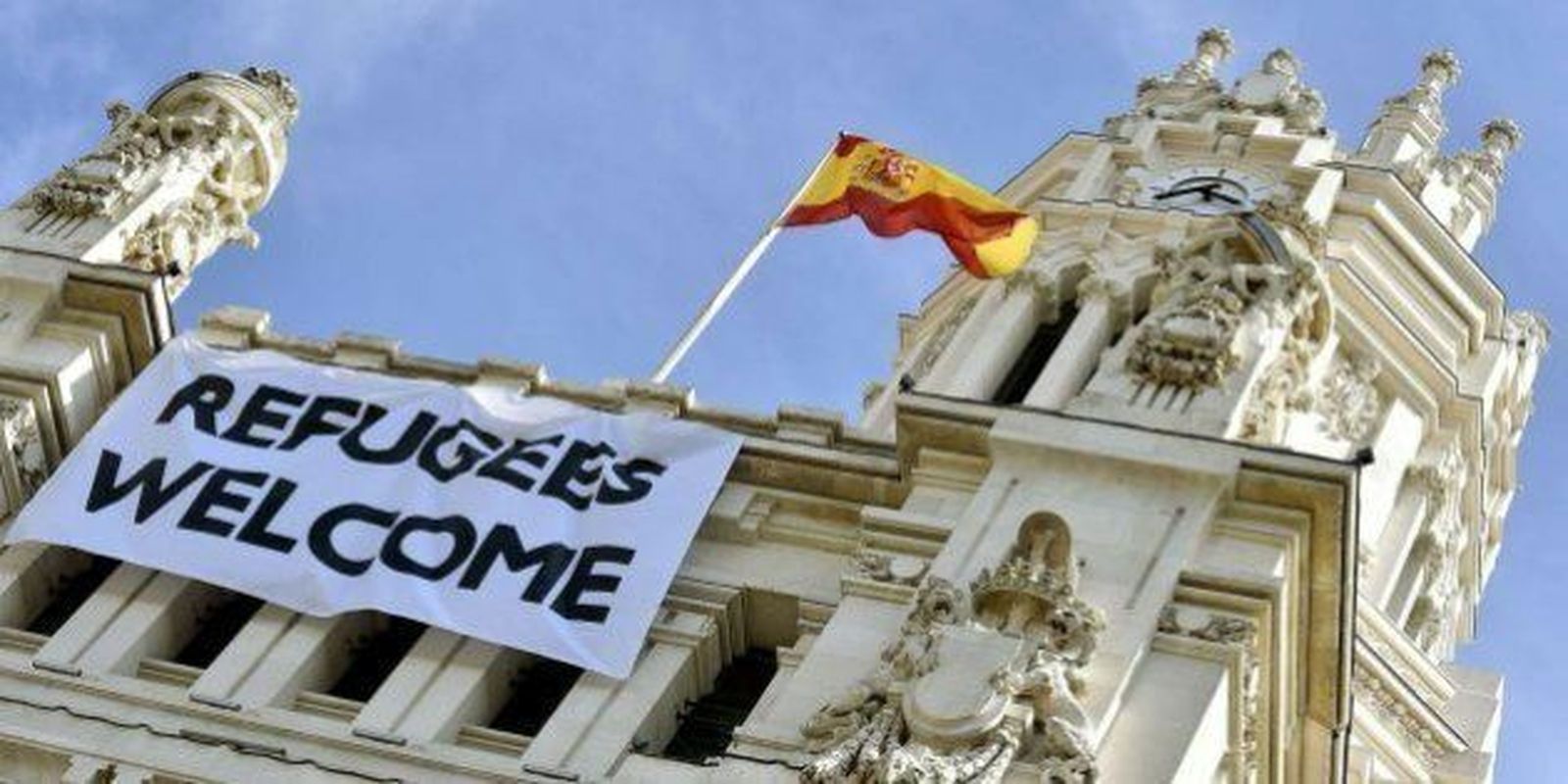 Pancarta de bienvenida a los refugiados en el Ayuntamiento de Madrid