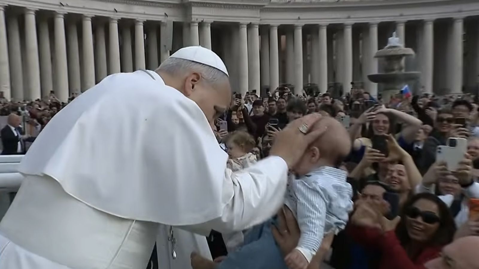 El Papa bendice a un bebé