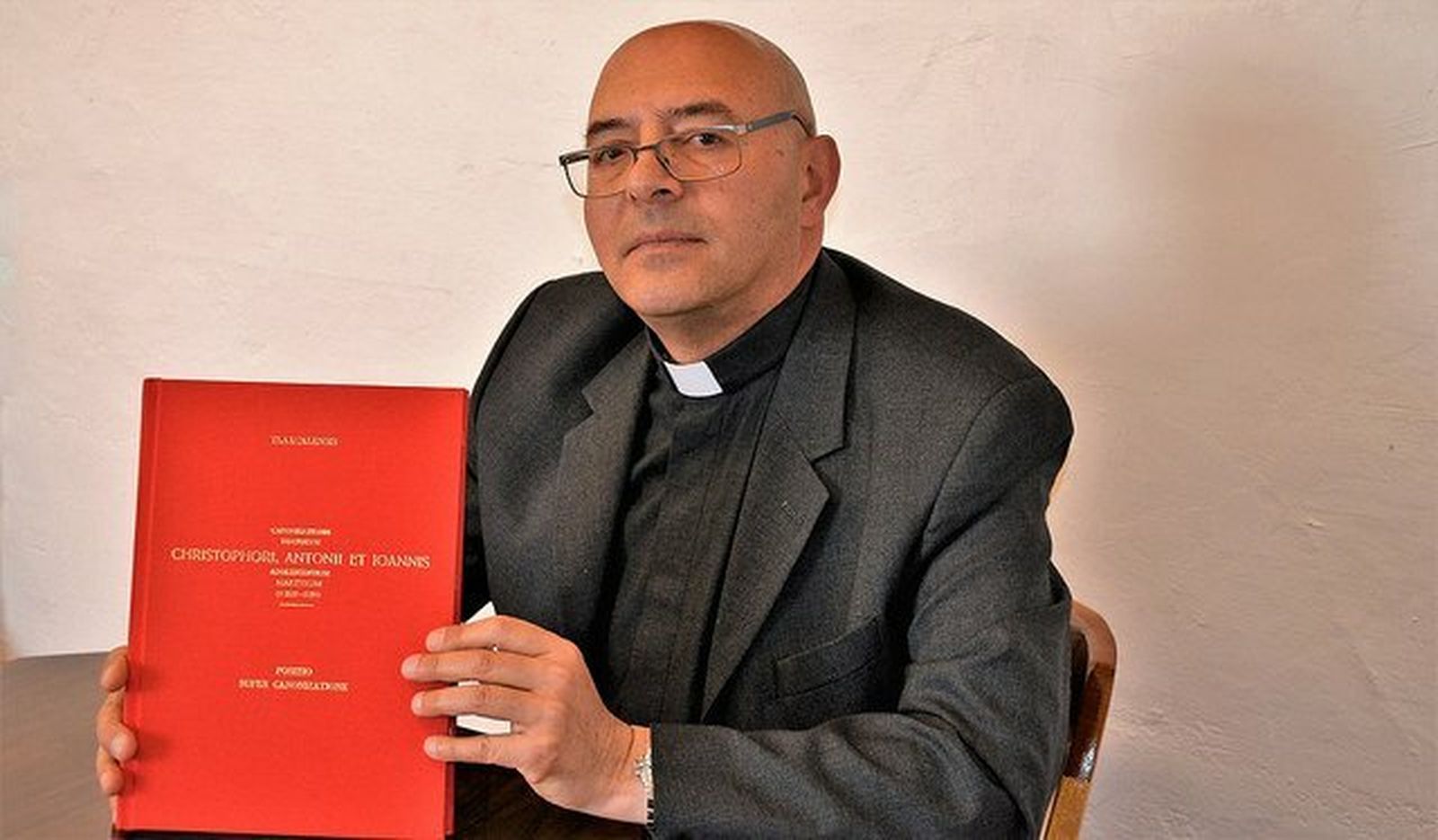 El padre Jorge Iván Gómez, con la Positio de los Niños Mártires de Tlaxcala