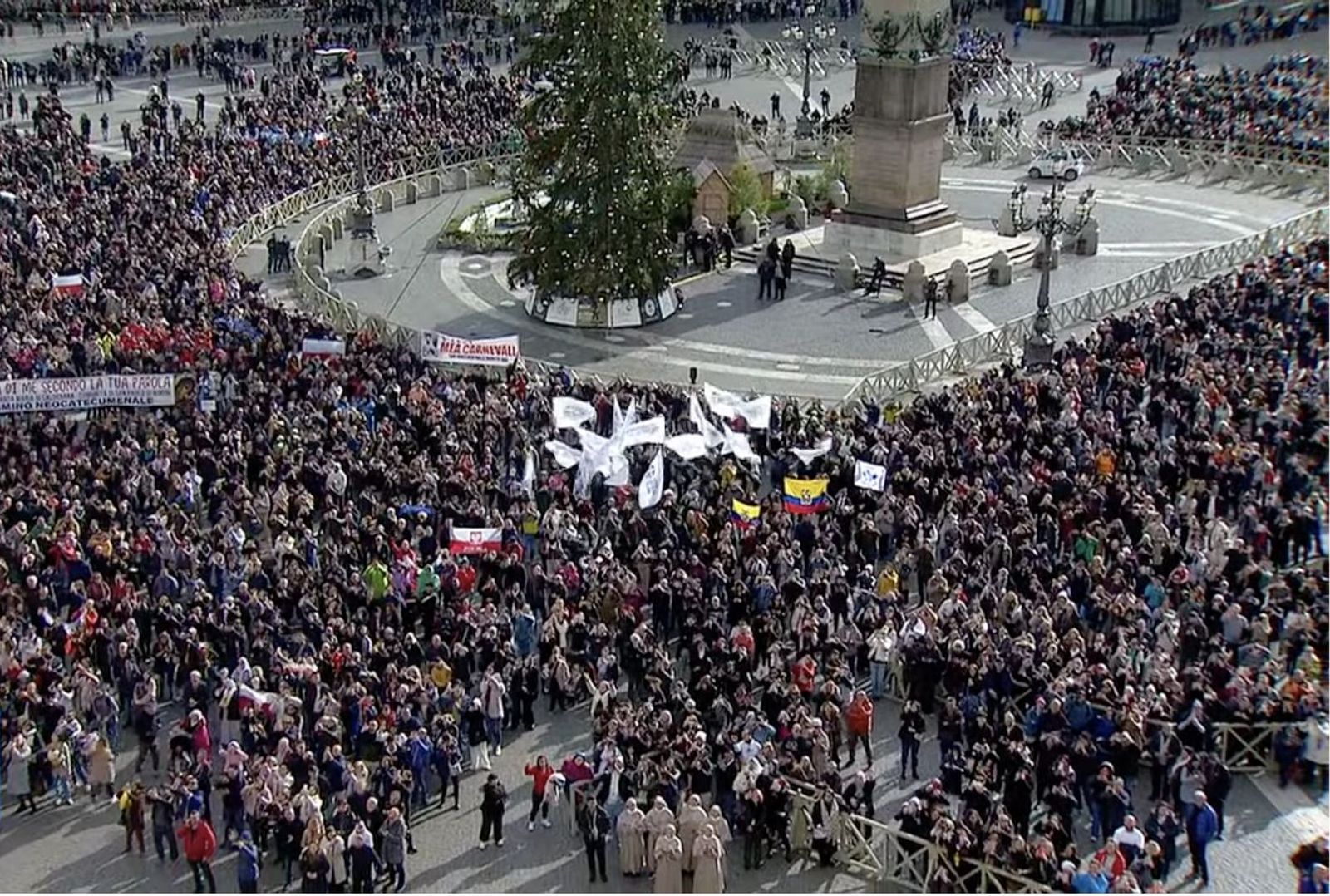 Fieles en la plaza de san Pedro para el ángelus