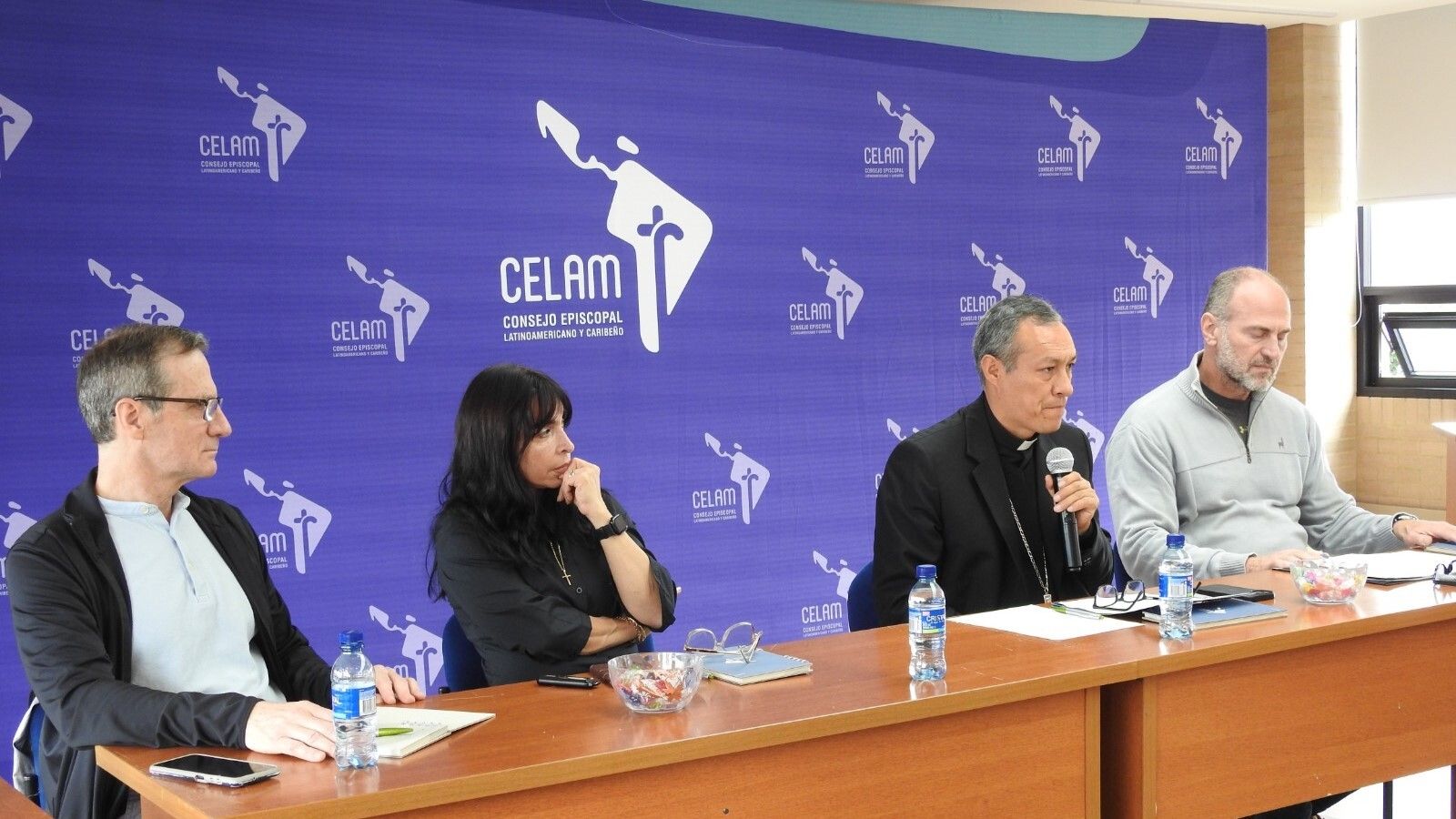 Mons. Lizardo Estrada el lenguaje simbólico en la cultura popular