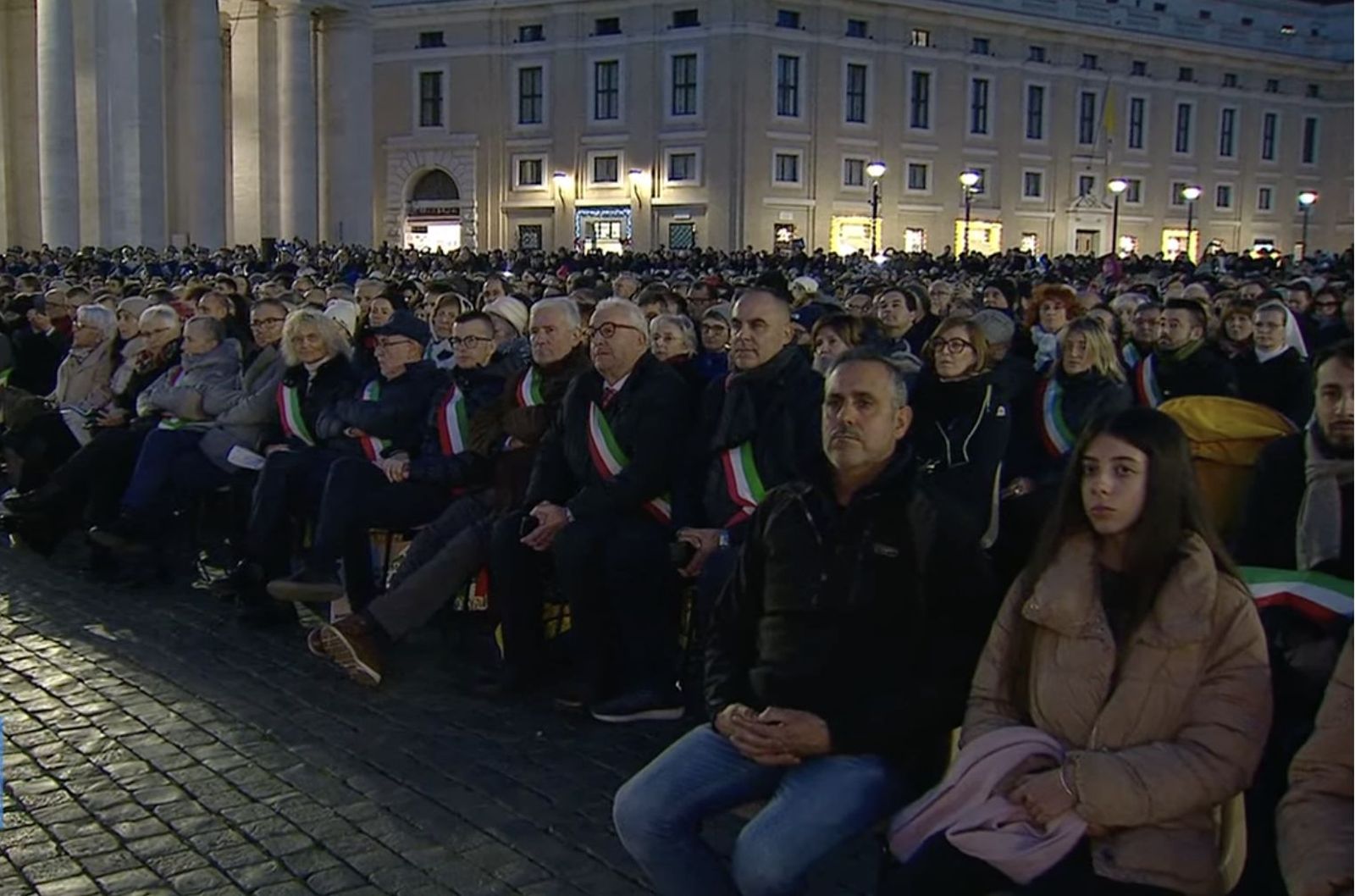 Las autoridades asistentes al encendido navideño en la plaza de San Pedro