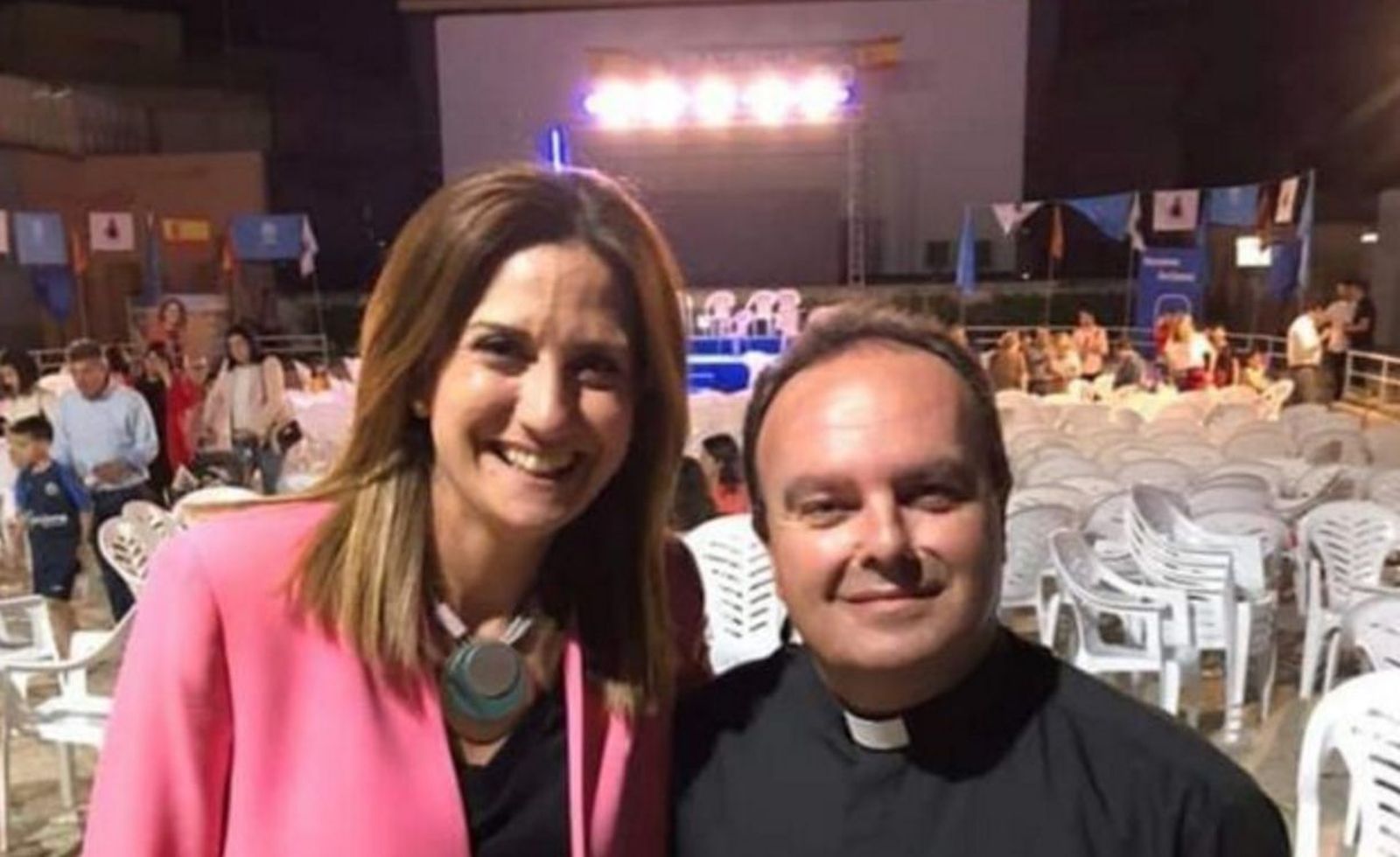 Imagen de la cuenta de Facebook del cura del municipio murciano de Archena Alfonso Alburquerque con la alcaldesa del PP, Patricia Fernández, tras un mitin del partido