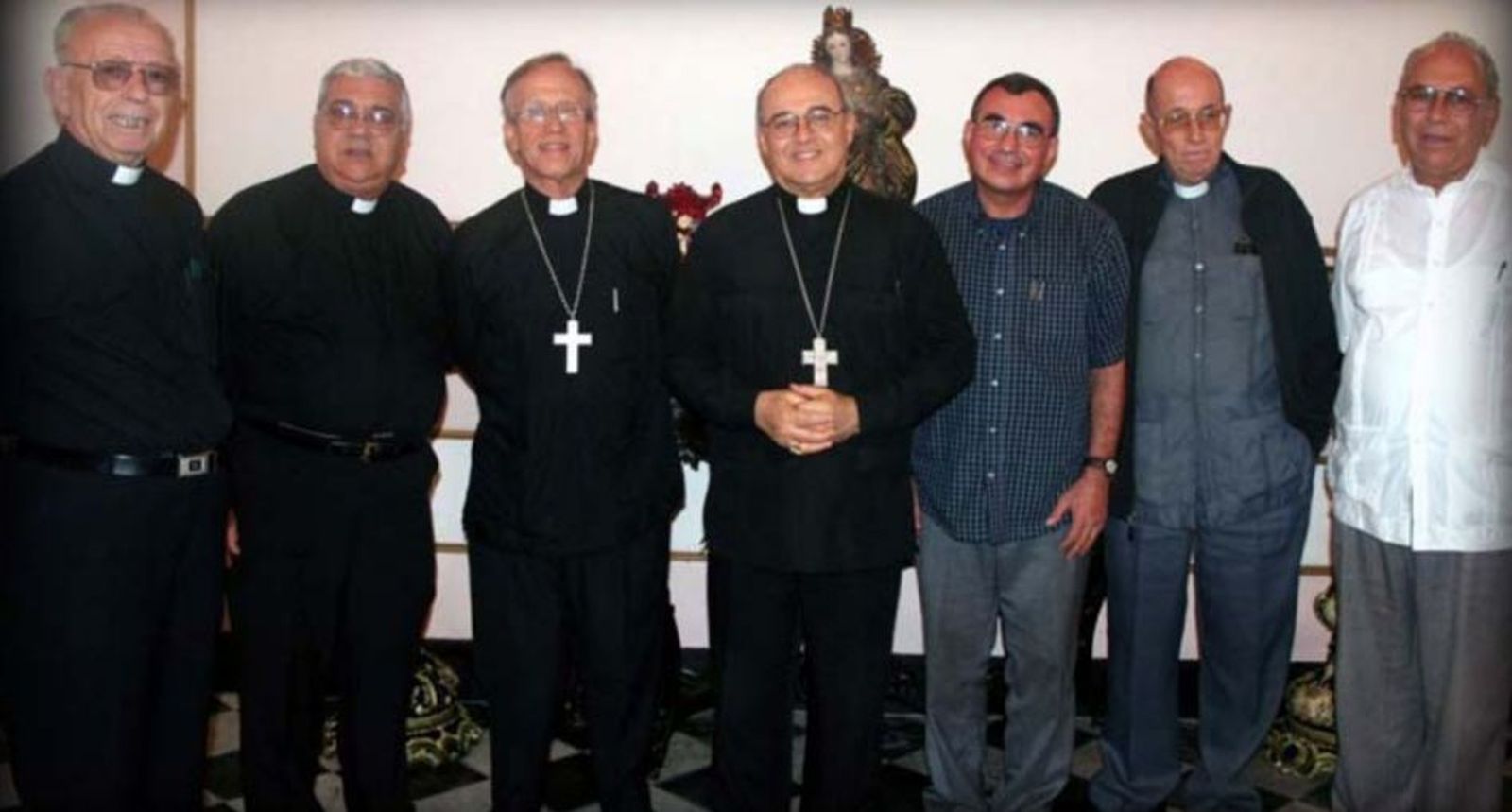 El cardenal Jaime Ortega con sus vicarios