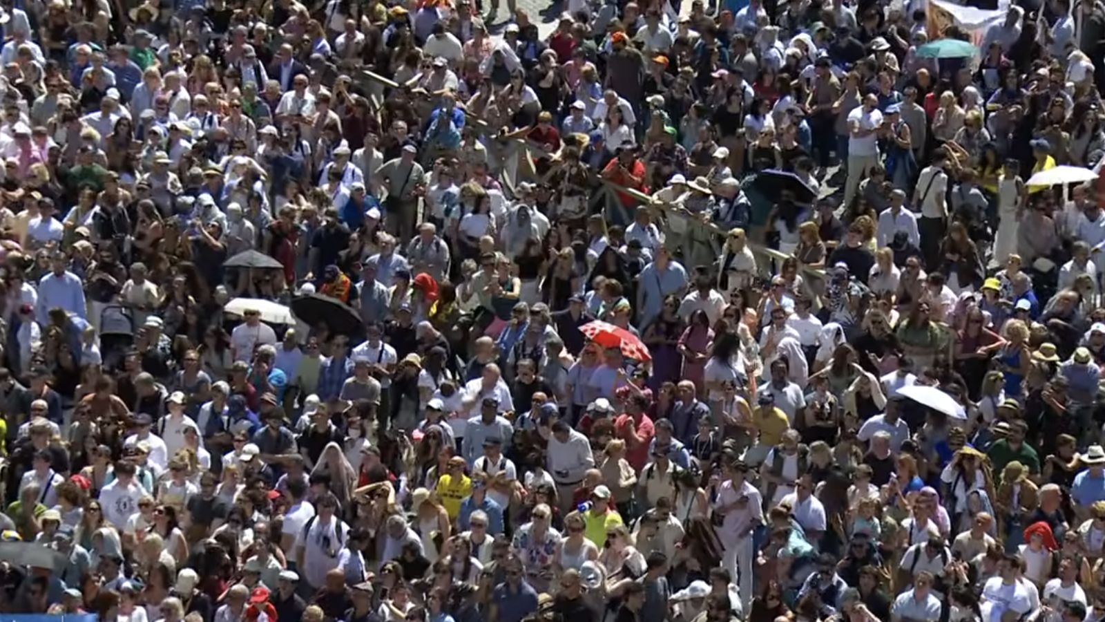 Miles de fieles en San Pedro