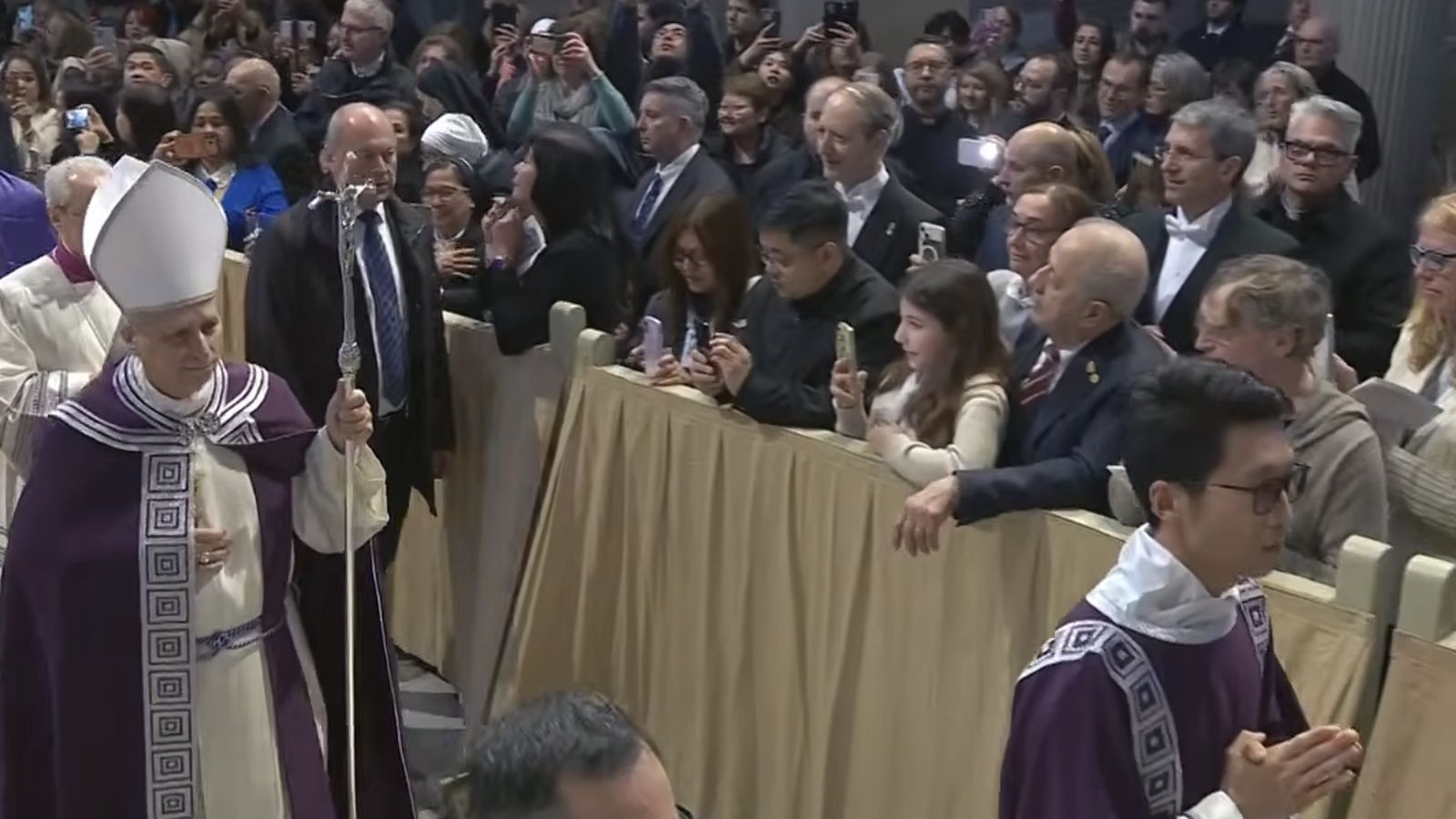 El Papa, a la entrada a la basílica de Santa Sabina