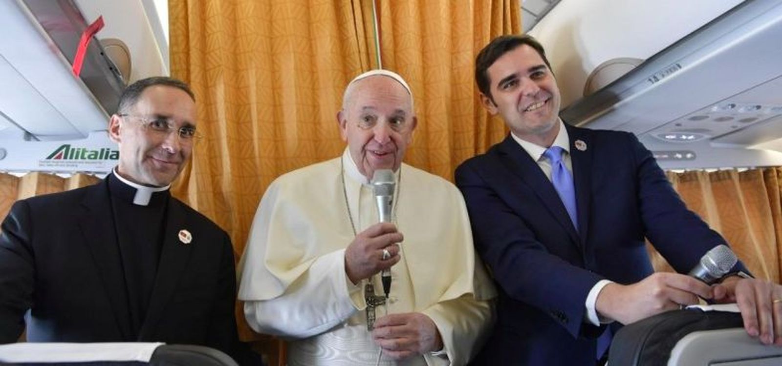 El papa, junto a Gisotti en el vuelo a Marruecos