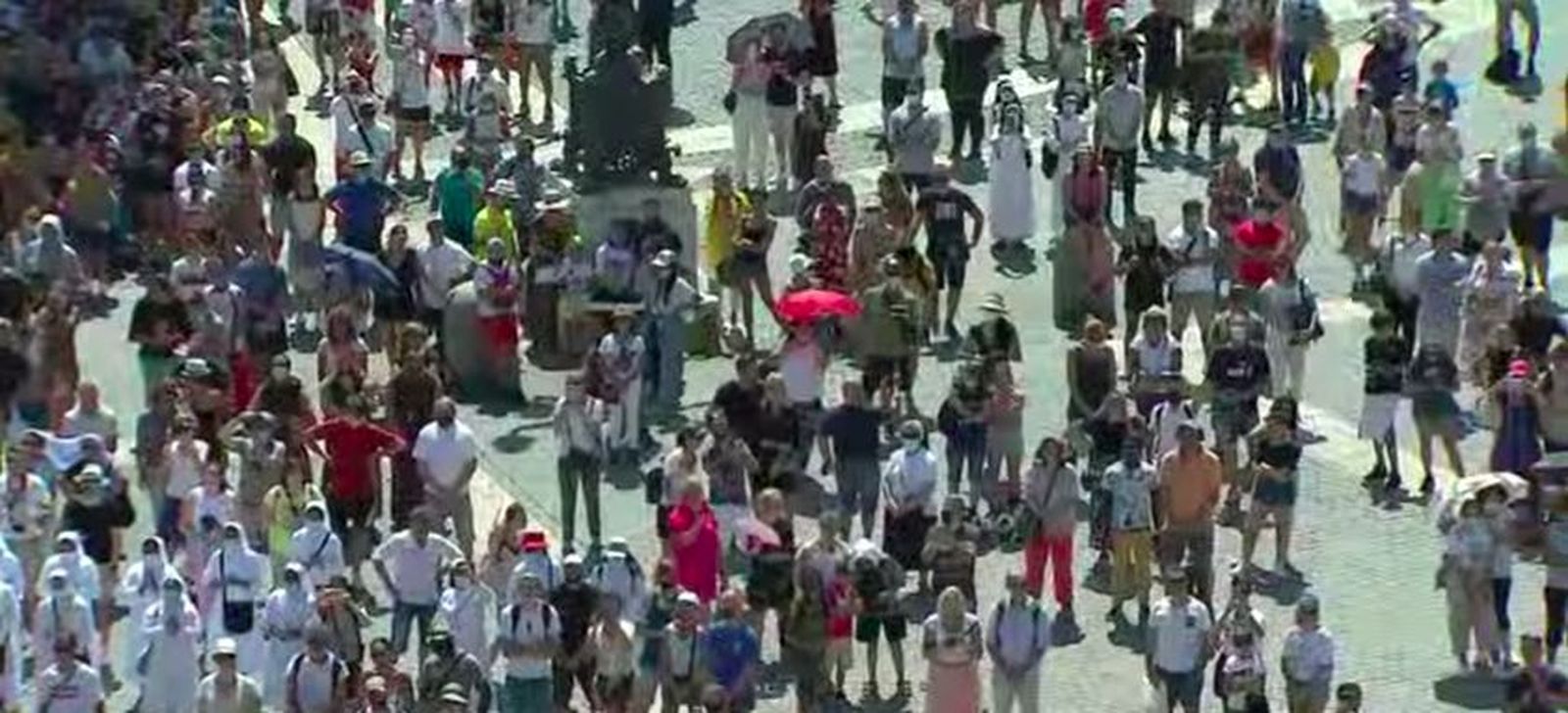 Fieles acompañan al Papa en el Angelus