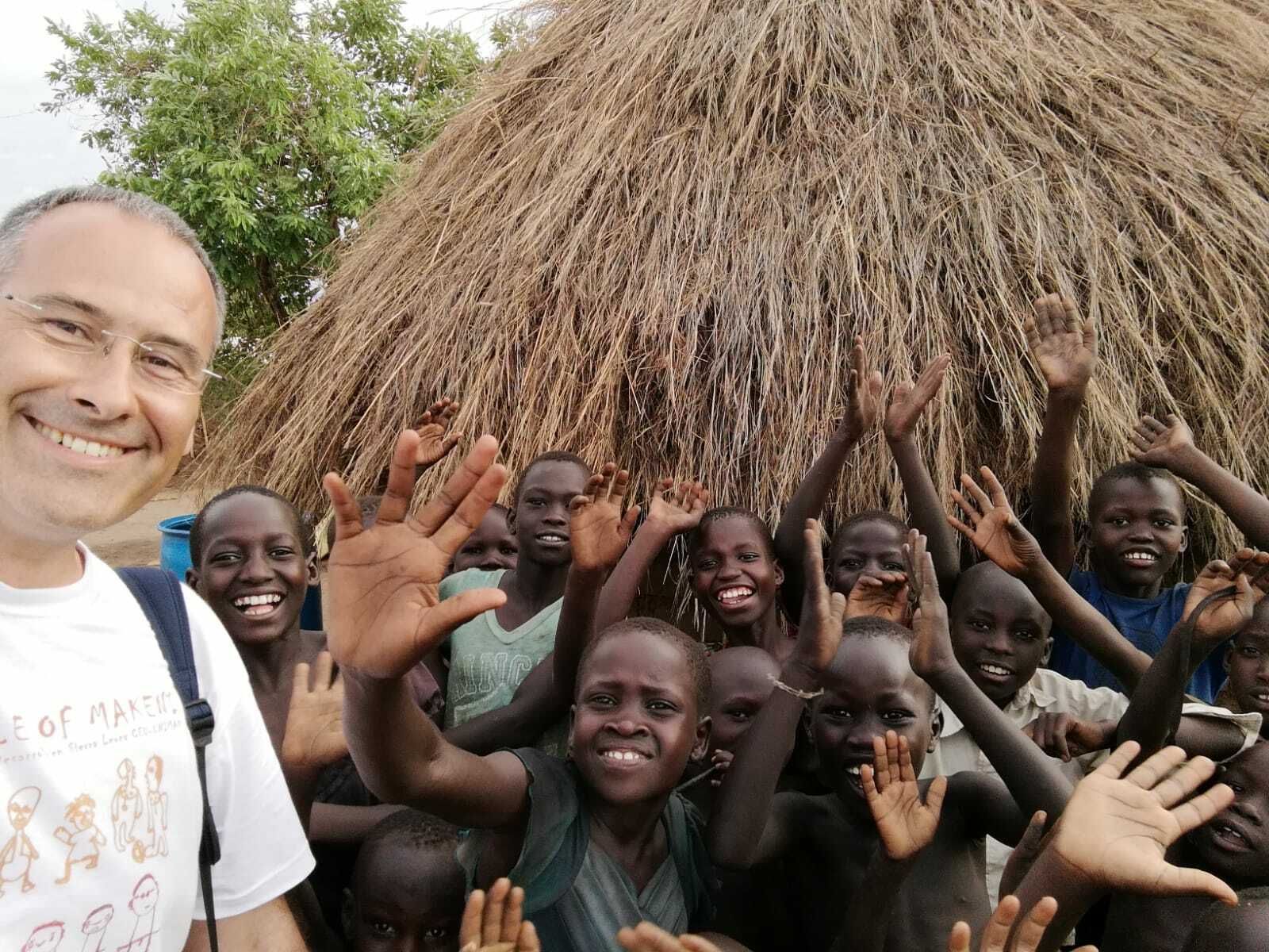 Alberto López con los refugiados de Palabek