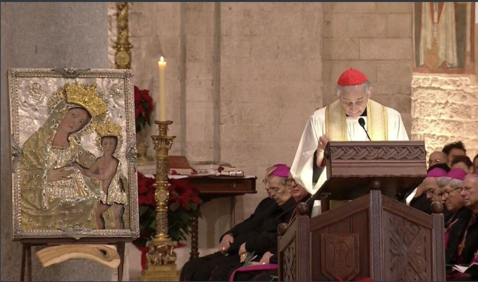 El cardenal Zuppi, durante la vigilia