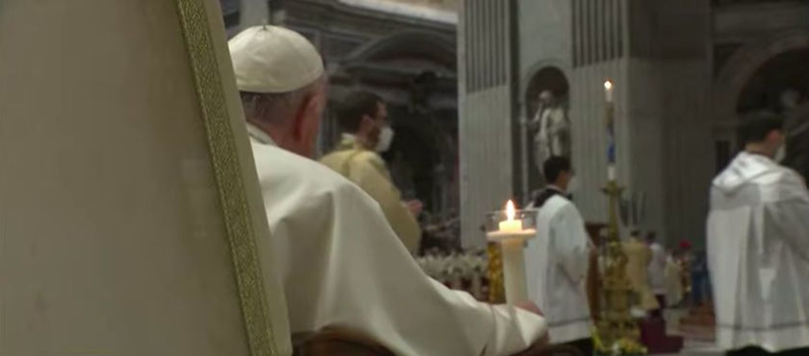 Un Francisco fatigado y dolorido no presidió la Vigilia Pascual