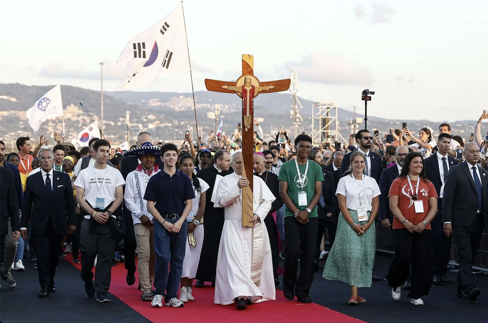 León XIV porta la Cruz del Jubileo rodeado por los jóvenes
