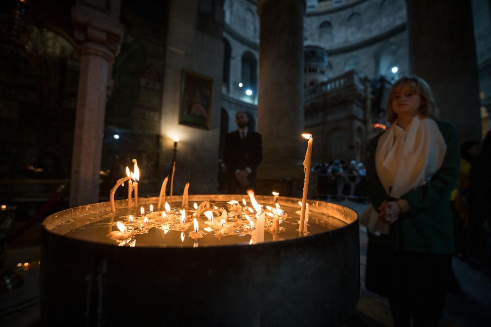 Velas de oración dentro de la Iglesia del Santo Sepulcro, Jerusalén.