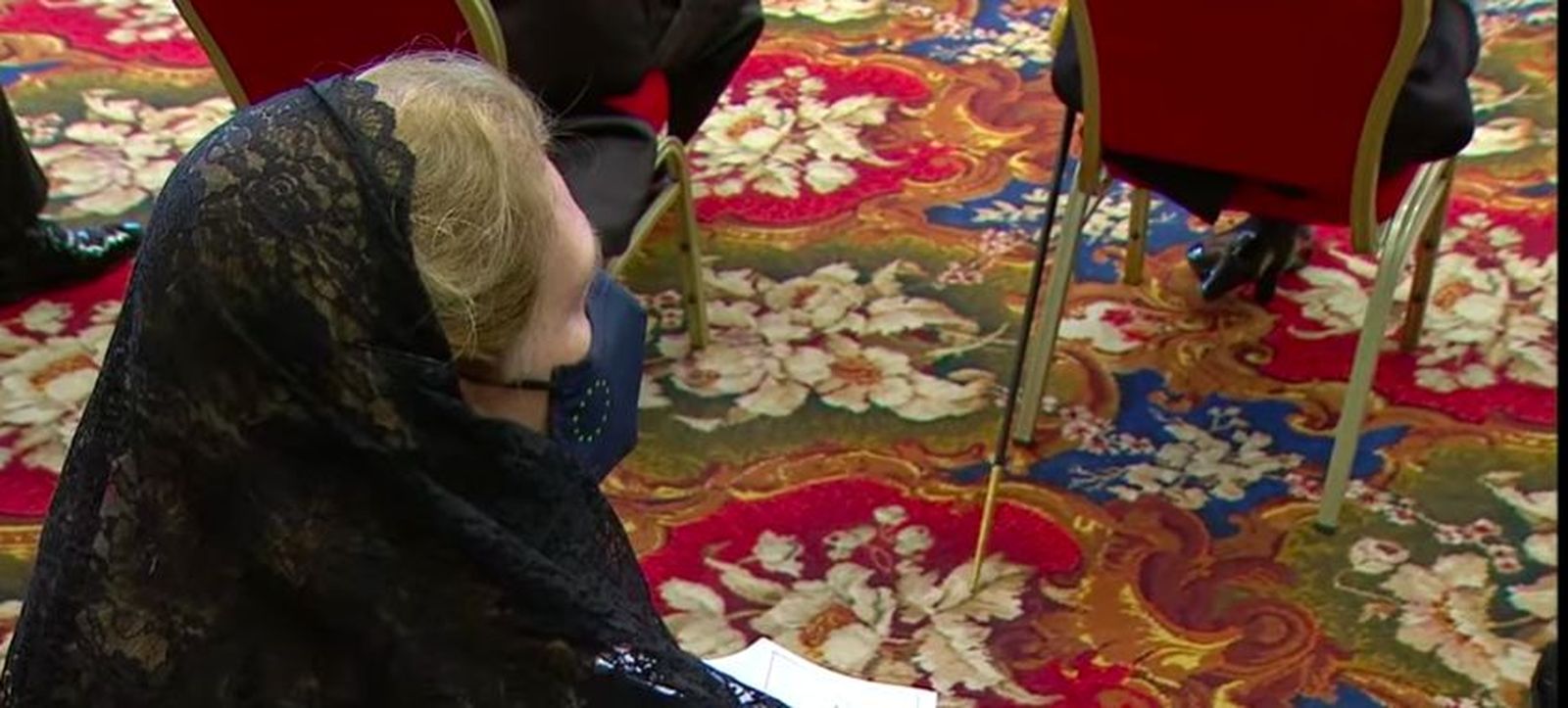 La embajadora de la UE escucha al Papa