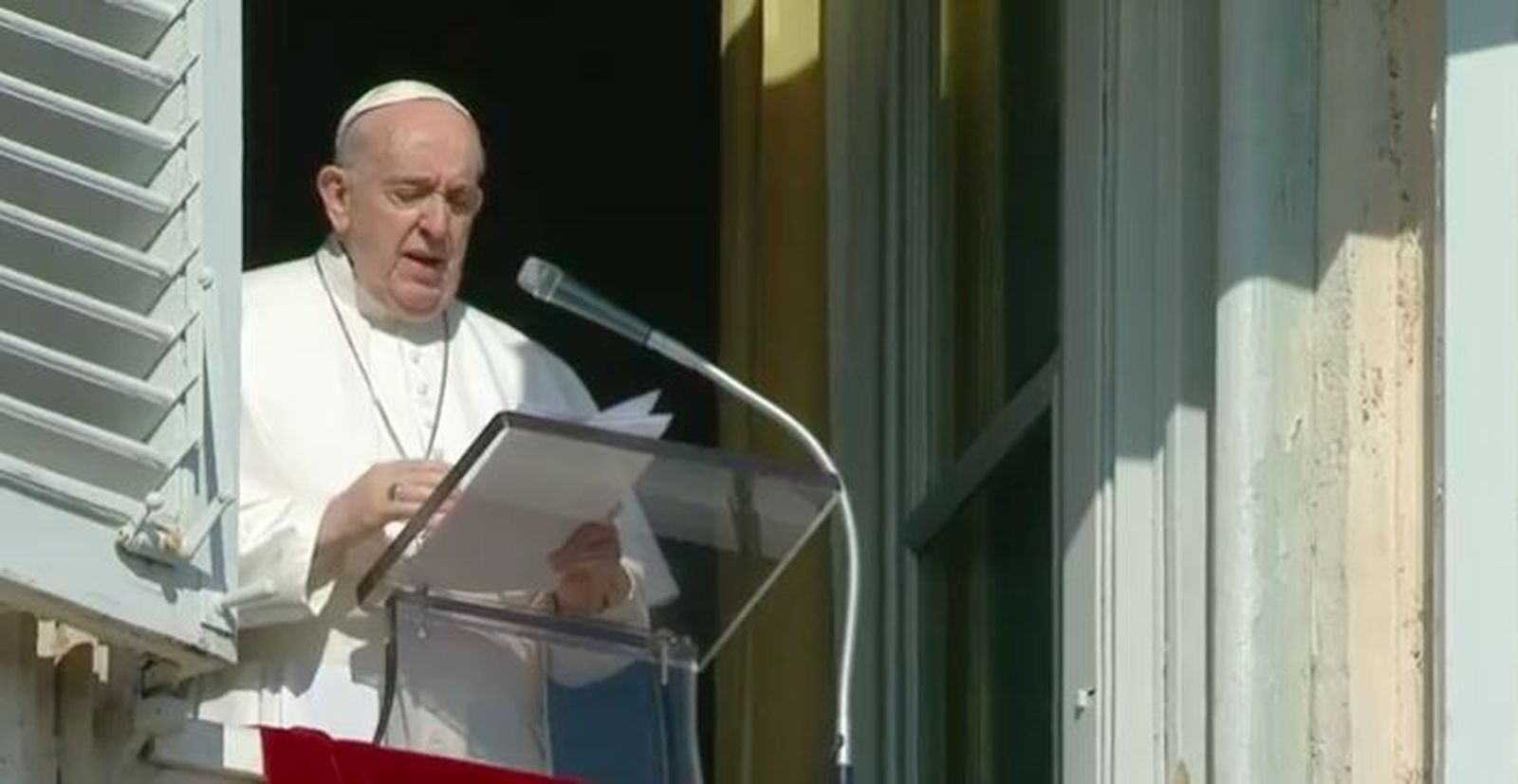 Francisco reclama a la comunidad internacional que intervenga para poner fin a la violencia en Nagorno-Karabaj,