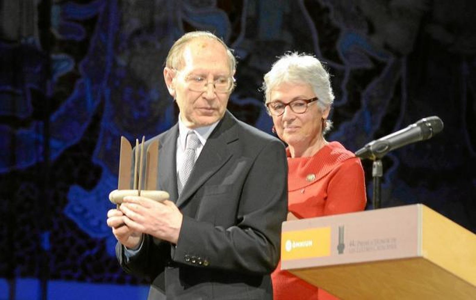 Josep Massot con el Premi d'Honor de les Lletres Catalanes