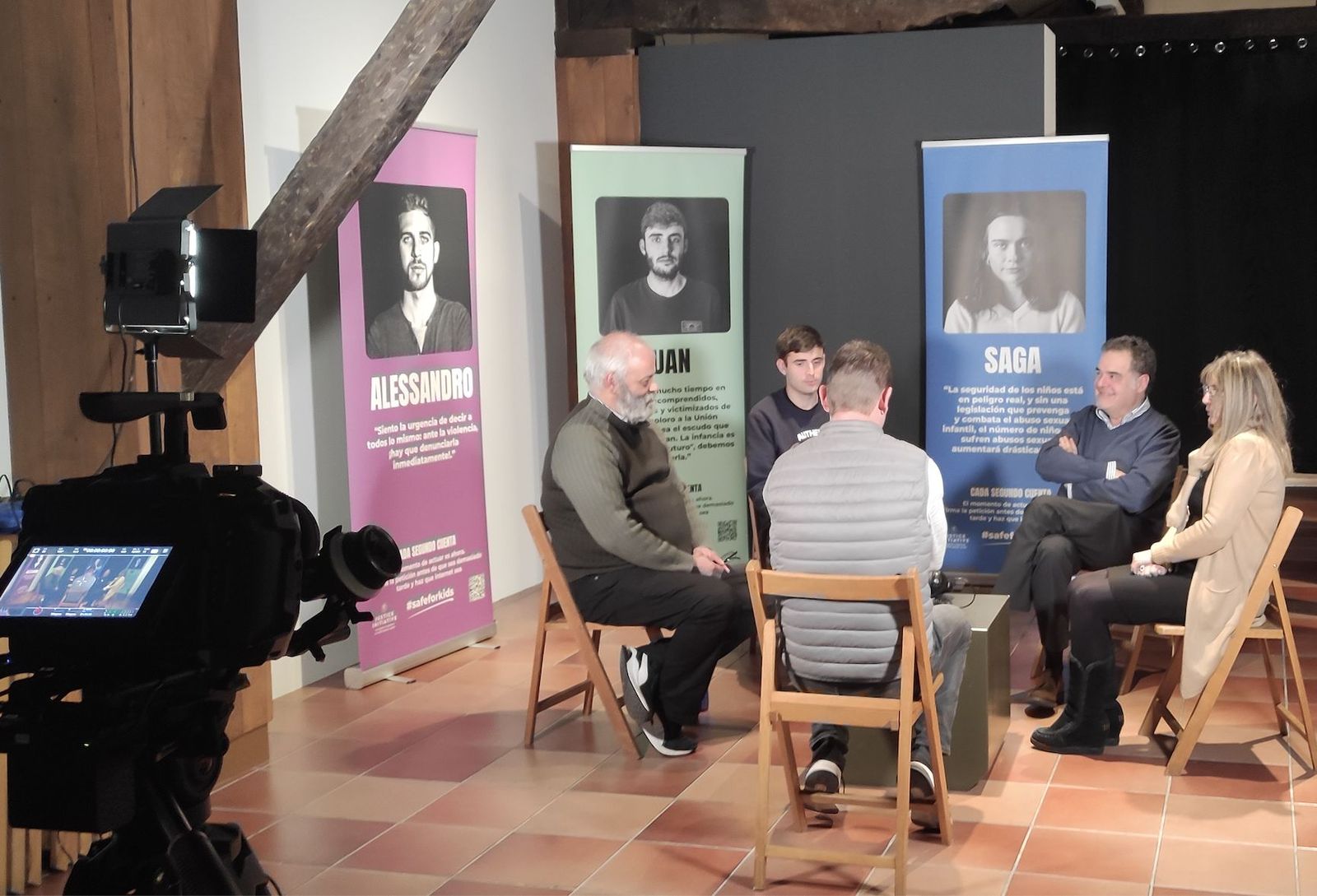 Foto rodaje del documental, con víctimas y familiares