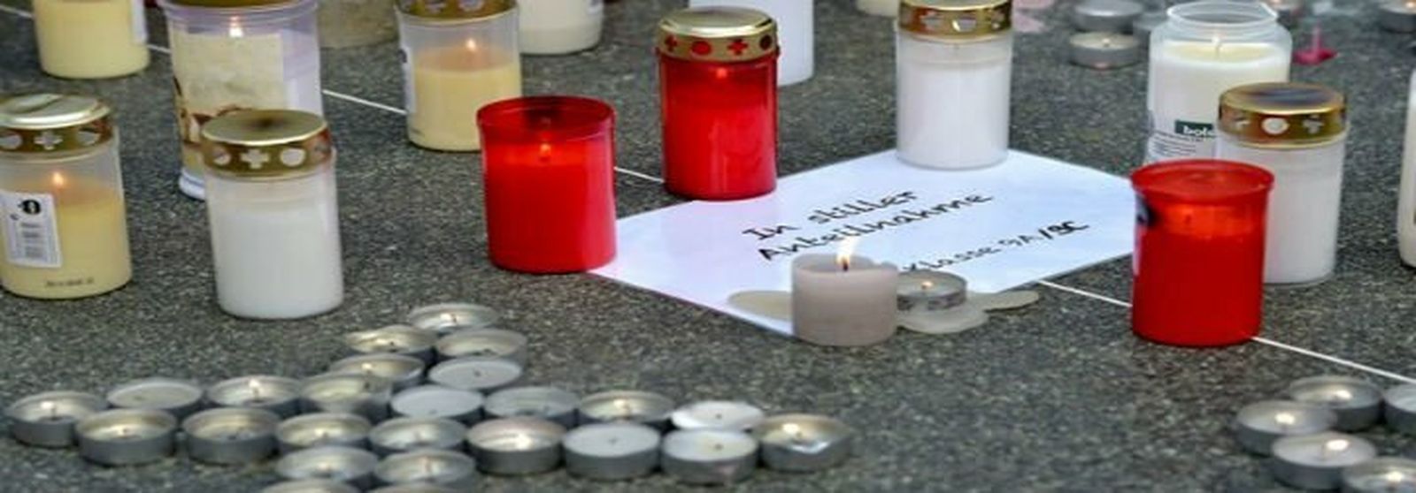 Velas en honor de las víctimas de los Alpes