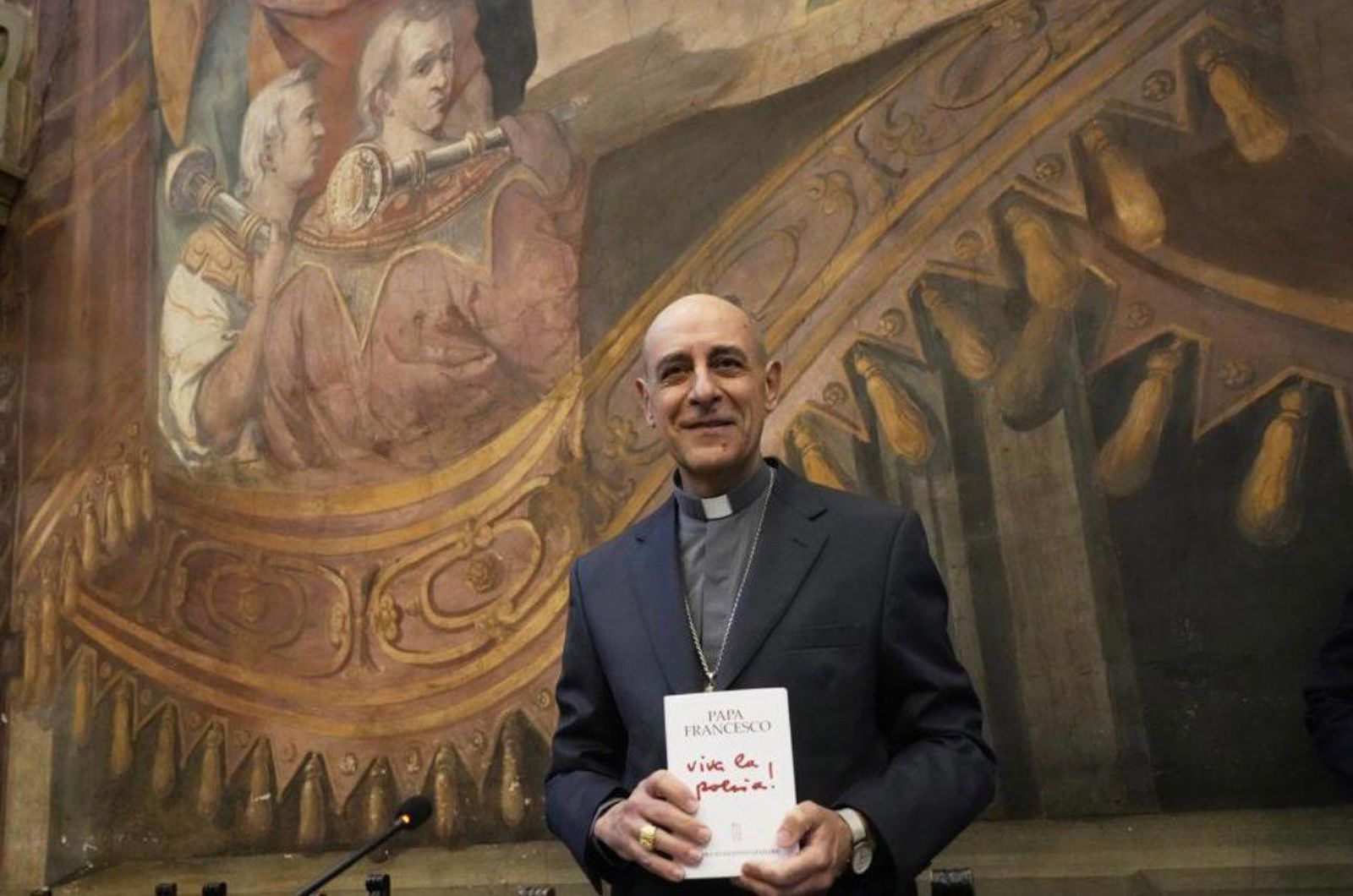 Fernández en la presentación del libro sobre la poesía
