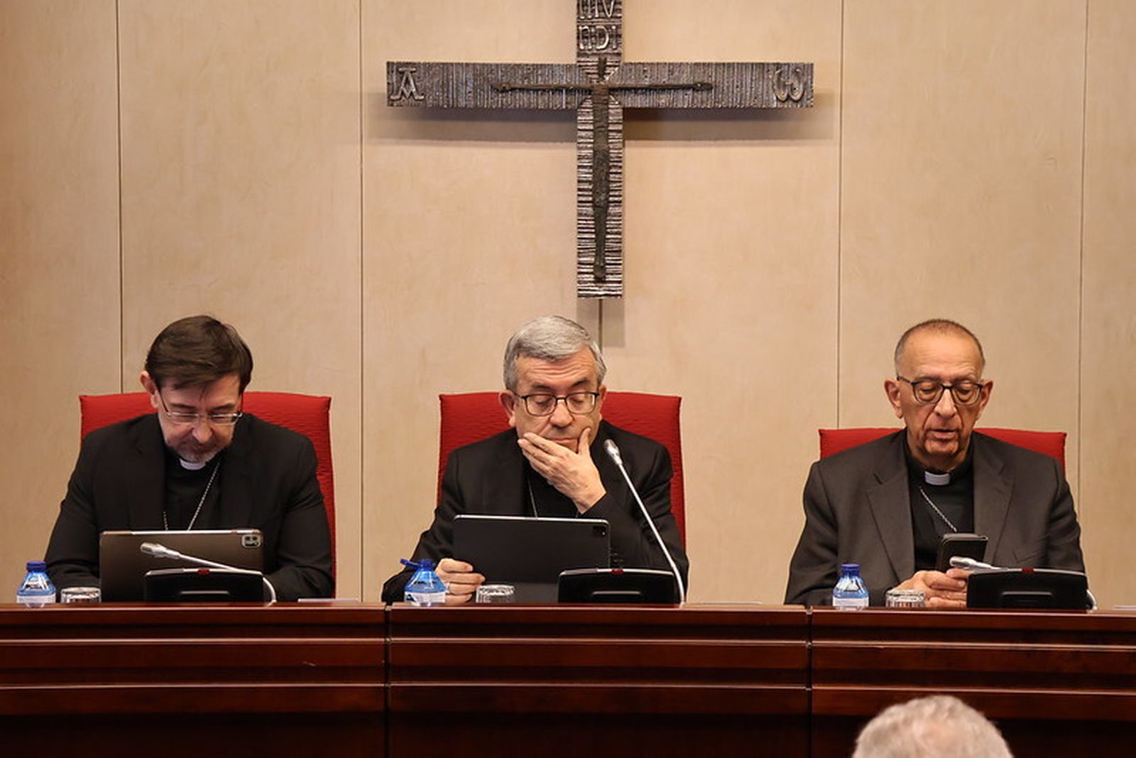 Argüello, entre Cobo y Omella, en la Plenaria de marzo de 2025