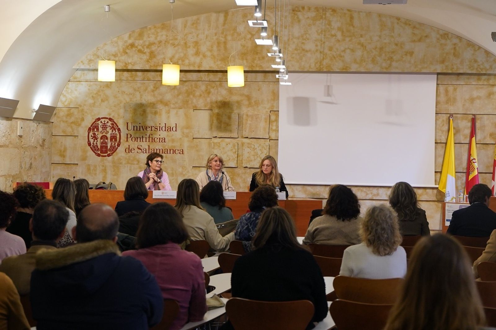 Mesa redonda sobre el perfil de la mujer en los negocios en UPSA