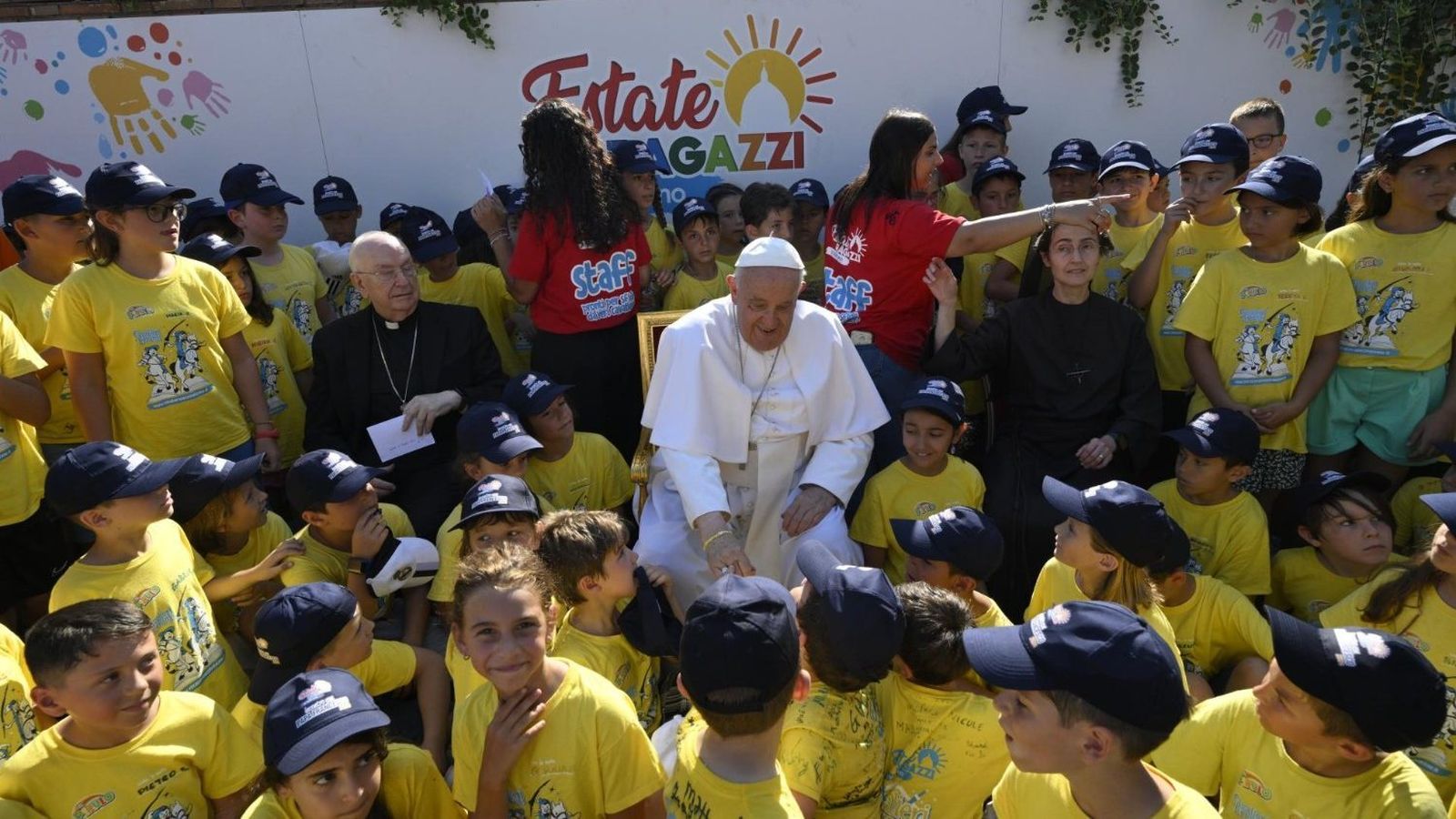 Francisco con los niños del Centro de Verano del Vaticano
