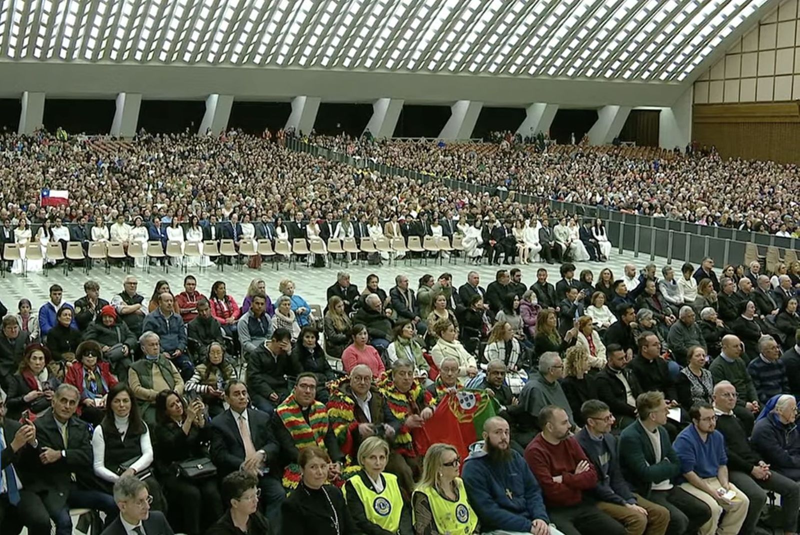 Fieles en la audiencia general en una foto de archivo
