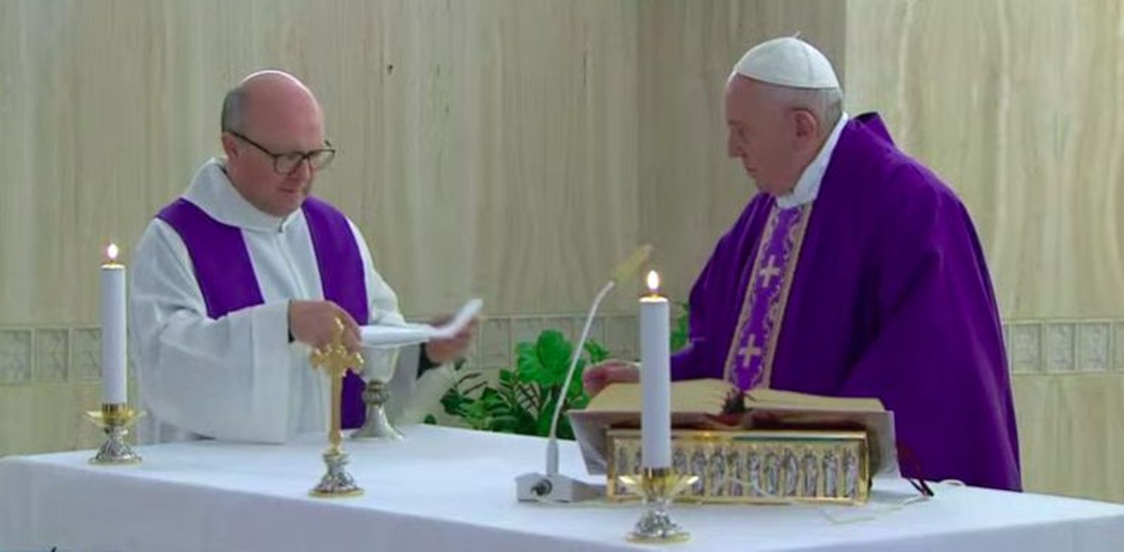 Francisco, con un sacerdote en Santa Marta