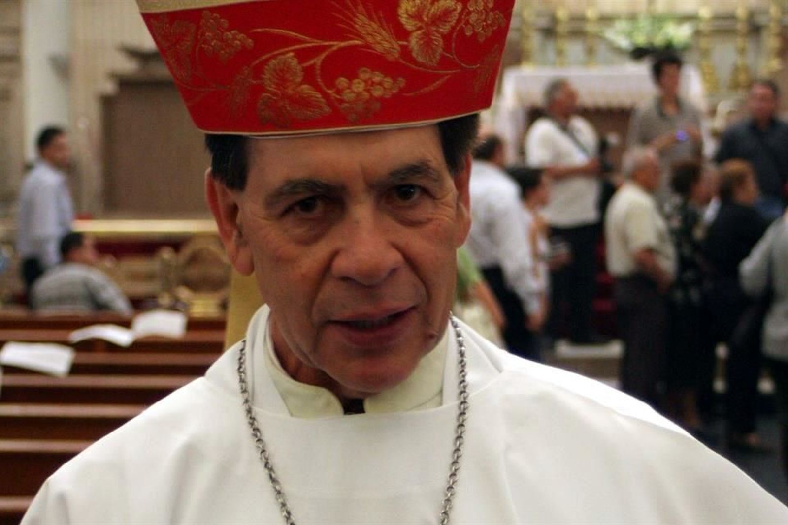 Detienen y asaltan en retén criminal al Obispo de Autlán