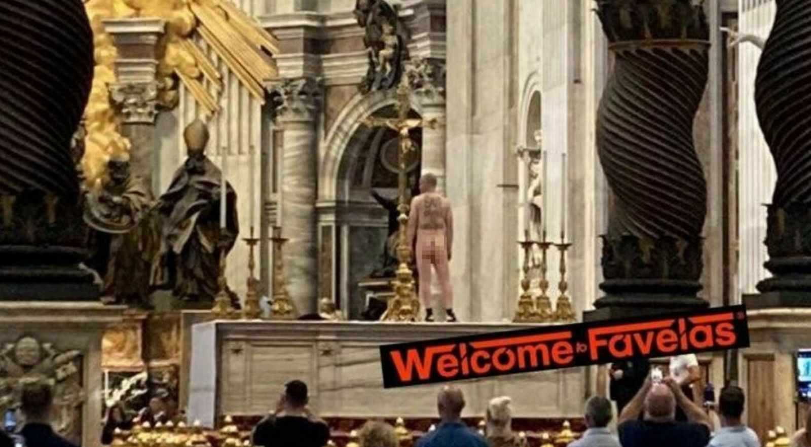 Un hombre se desnuda en el altar de San Pedro para protestar contra la guerra de Ucrania
