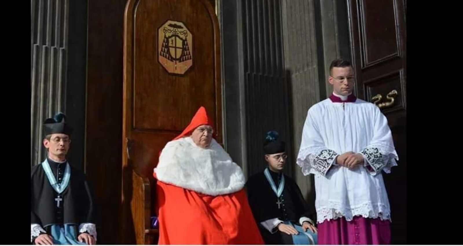 El cardenal Raymond Burke (c)