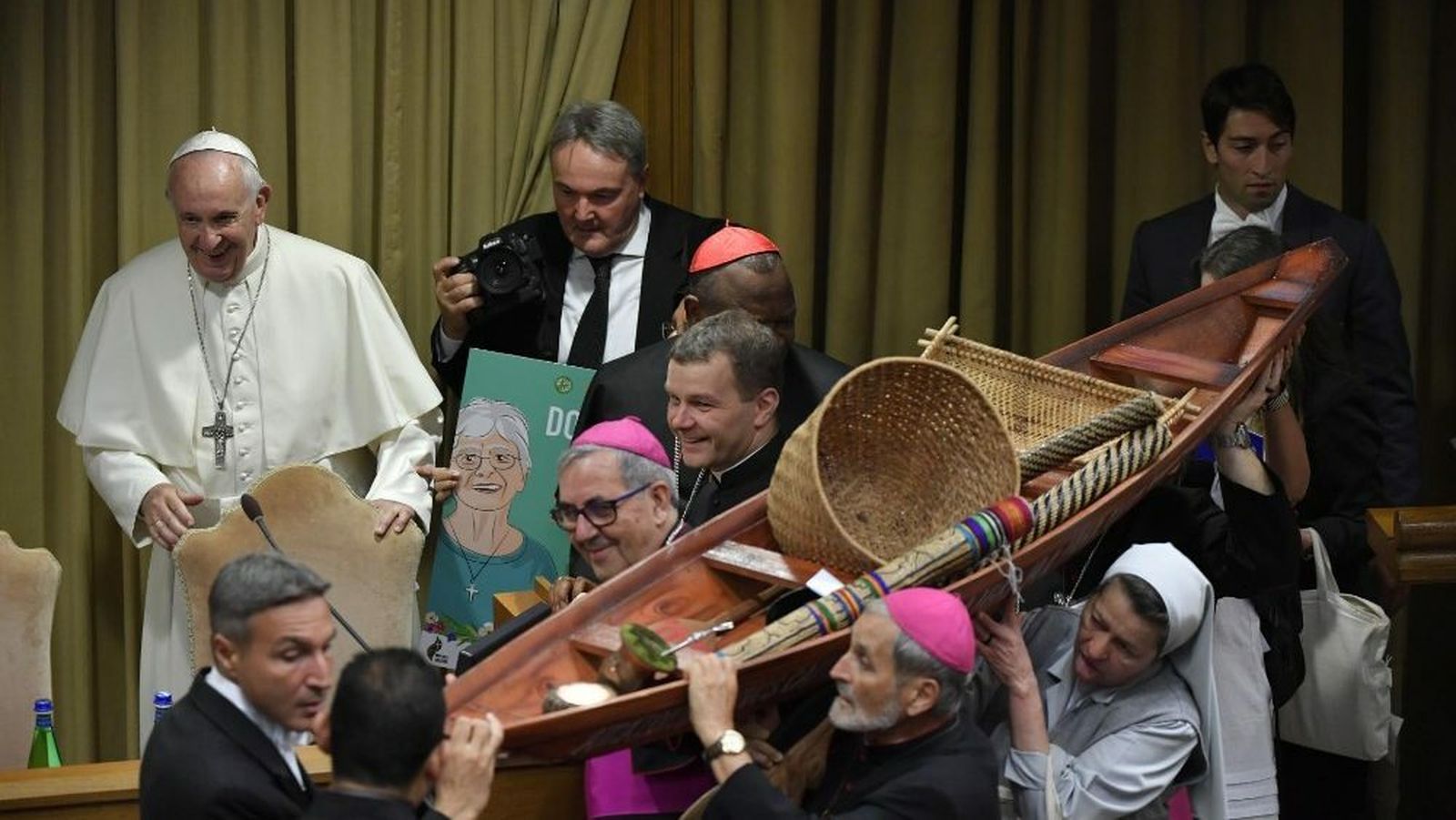 Francisco entra en el Sínodo acompañado de una canoa