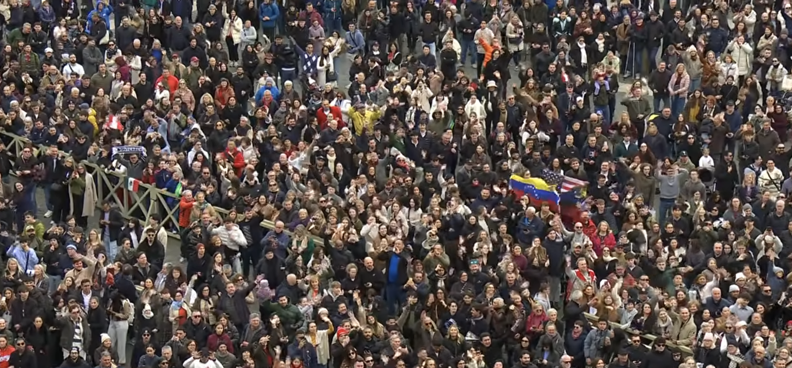 Banderas de Venezuela y Estados Unidos en el Angelus del Papa