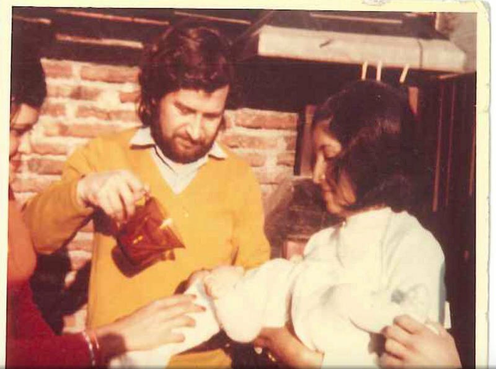 Joan Alsina bautiza a la hija de A. Bentué