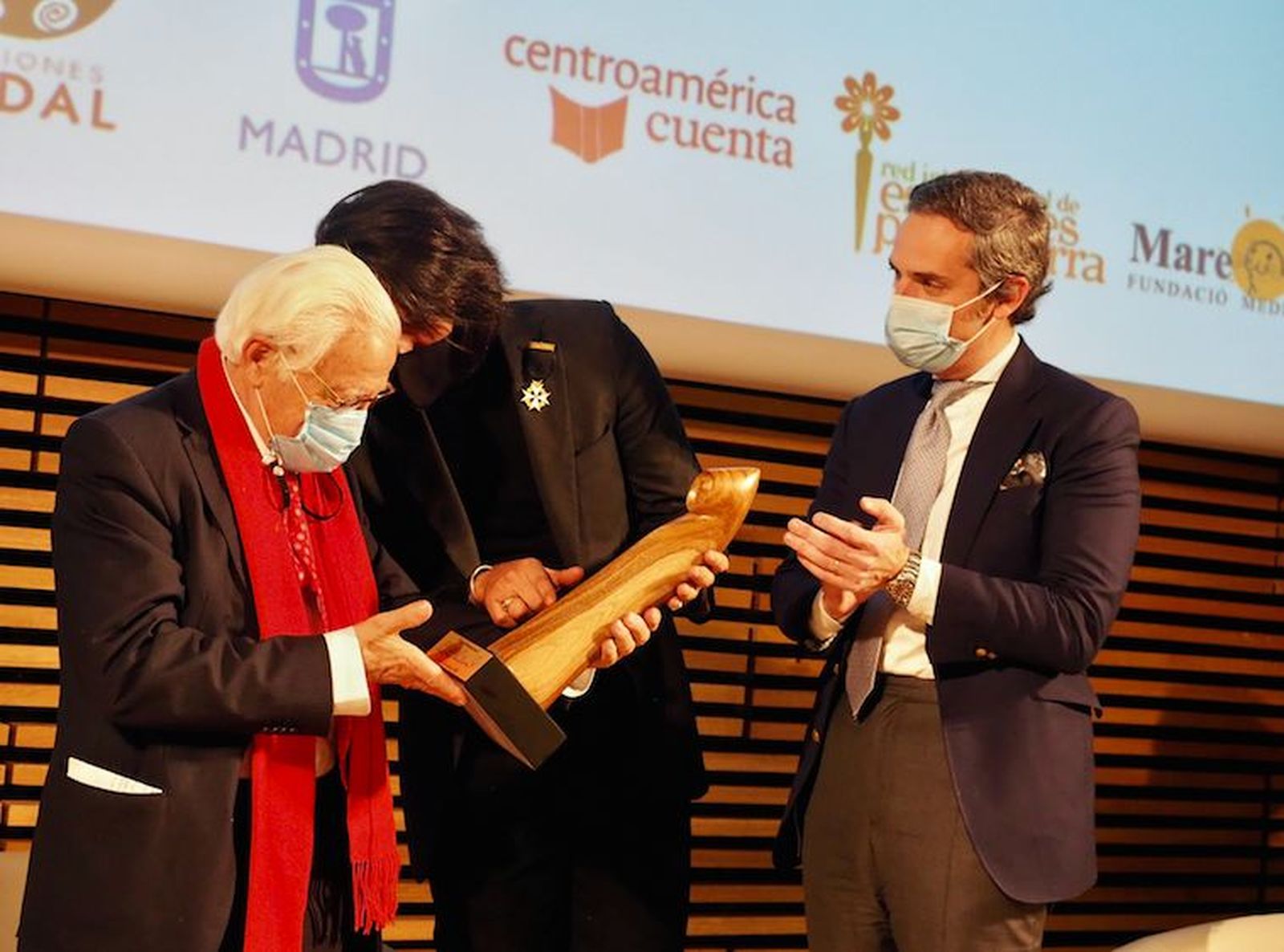 El padre Ángel recibe el premio