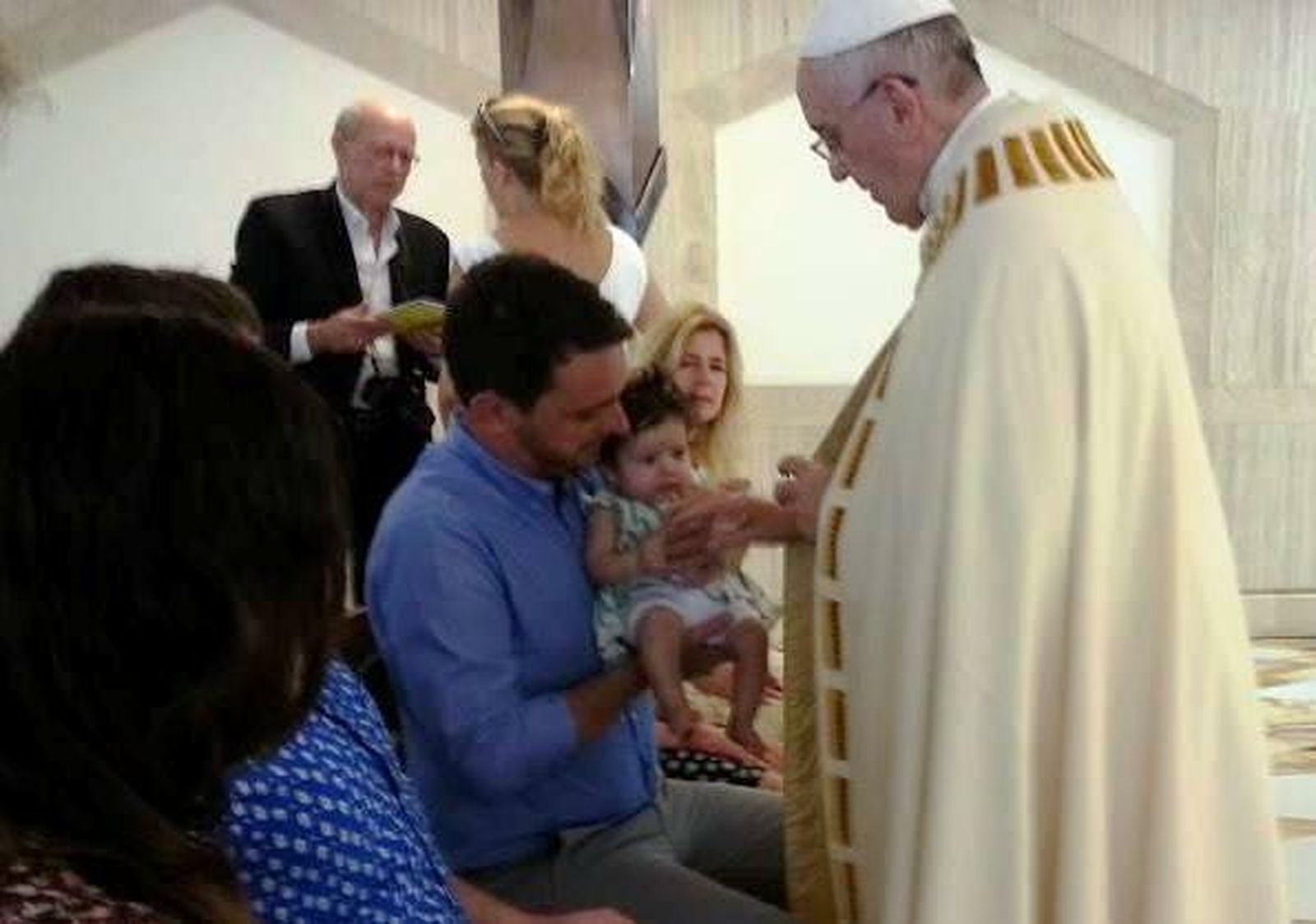 Francisco bautizó a dos niñas