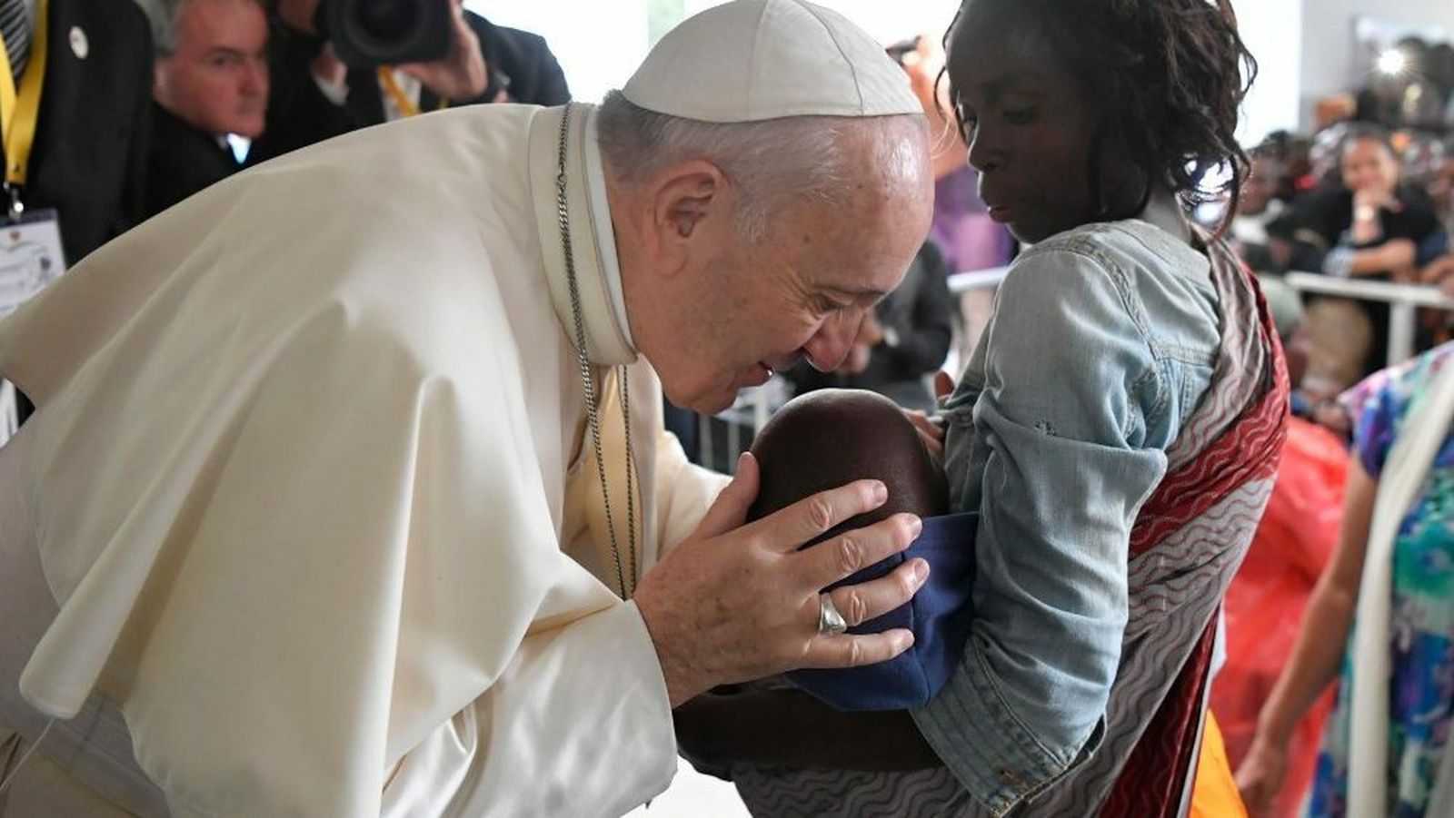 El Papa besa a un niño en Zimpeto