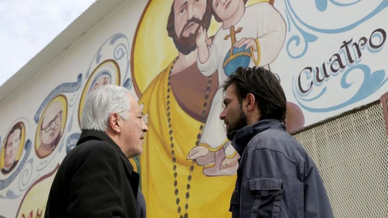 Monseñor García con uno de los curas villeros matanceros