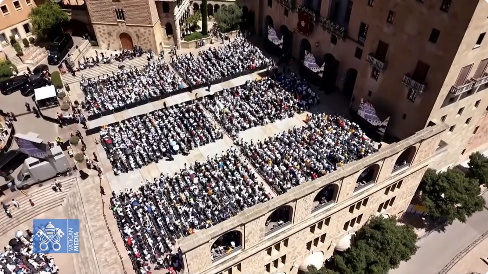 Fieles en la explanada de Montserrat durante el rezo del rosario con el Papa