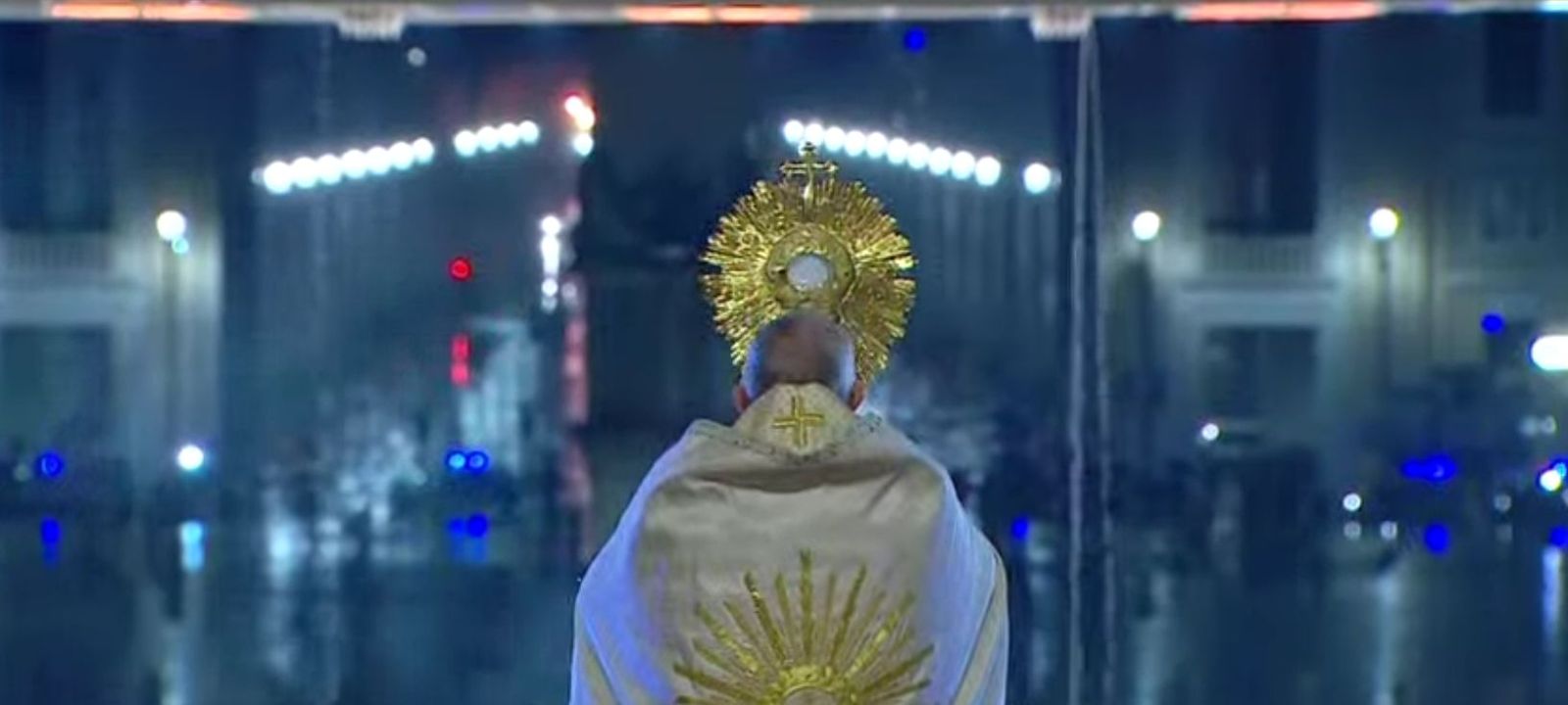 Francisco, solo en San Pedro bajo la tormenta