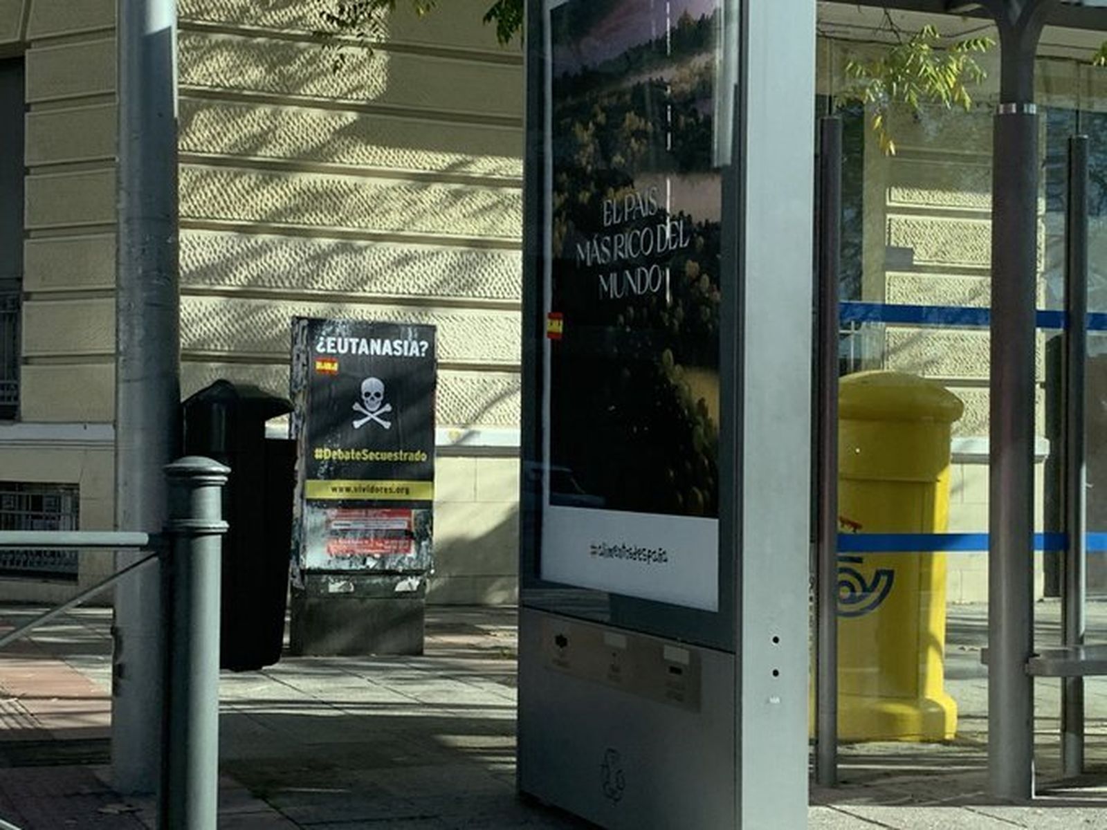 Carteles de la campaña de Vividores en Madrid