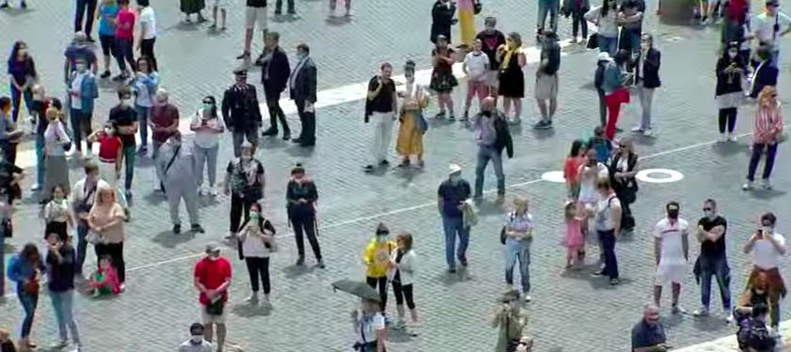 Fieles esperando al Papa