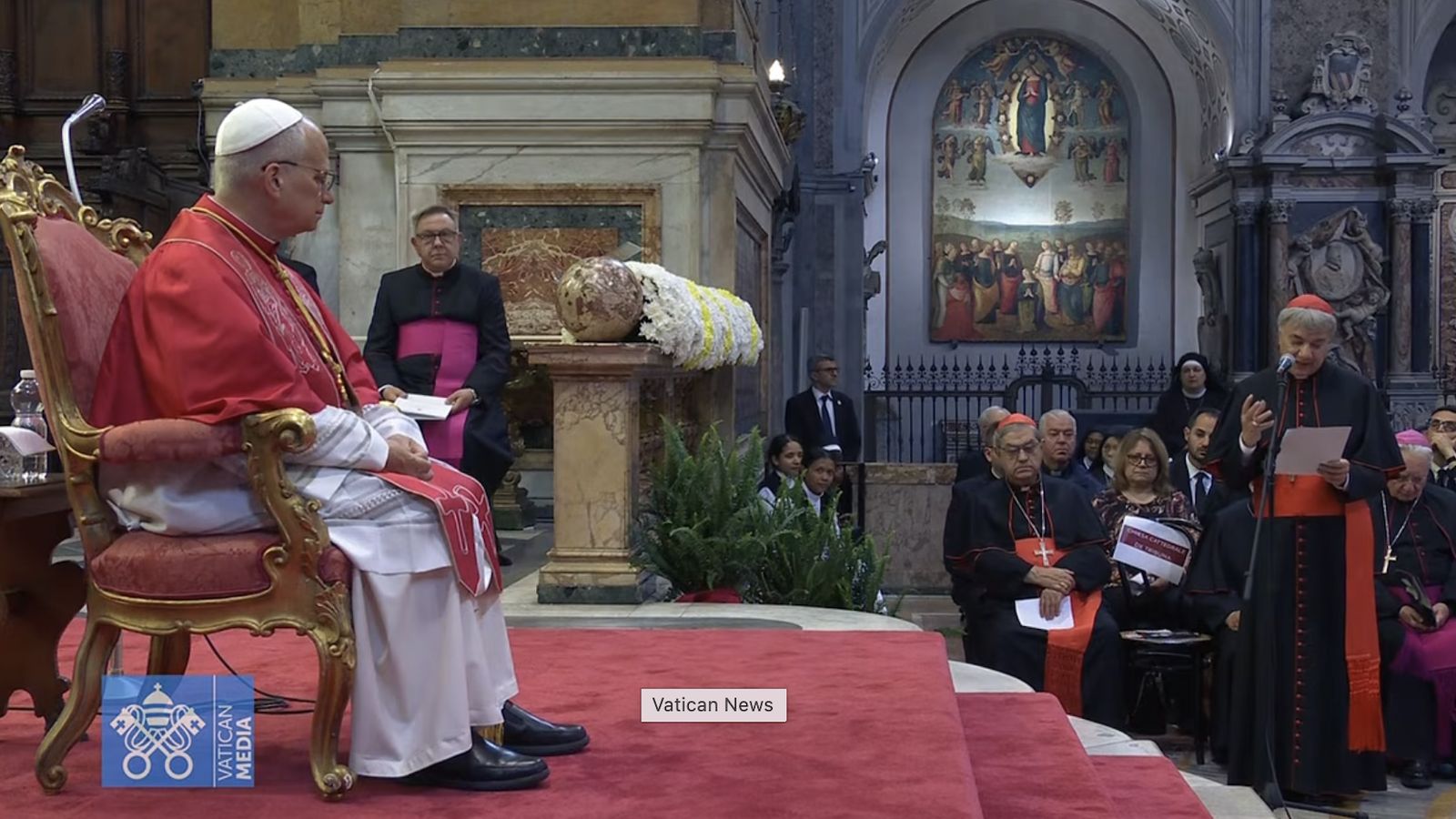 Saludo del cardenal Battaglia al Papa en la catedral de Nápoles