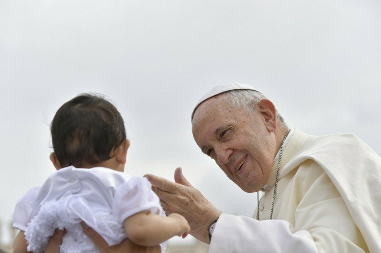 Francisco y un niño en la audiencia