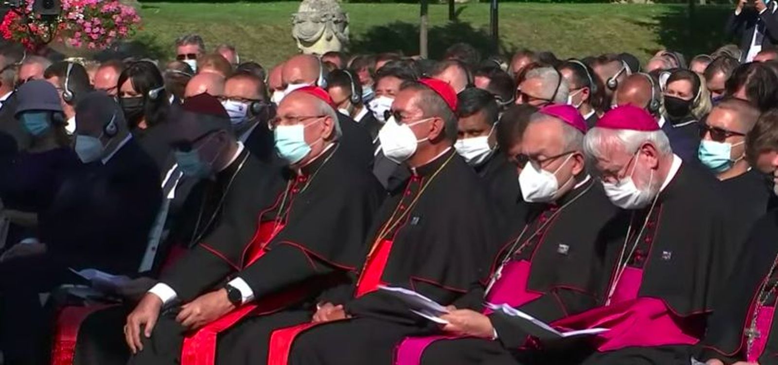 Cardenales y obispos escuchan al Papa