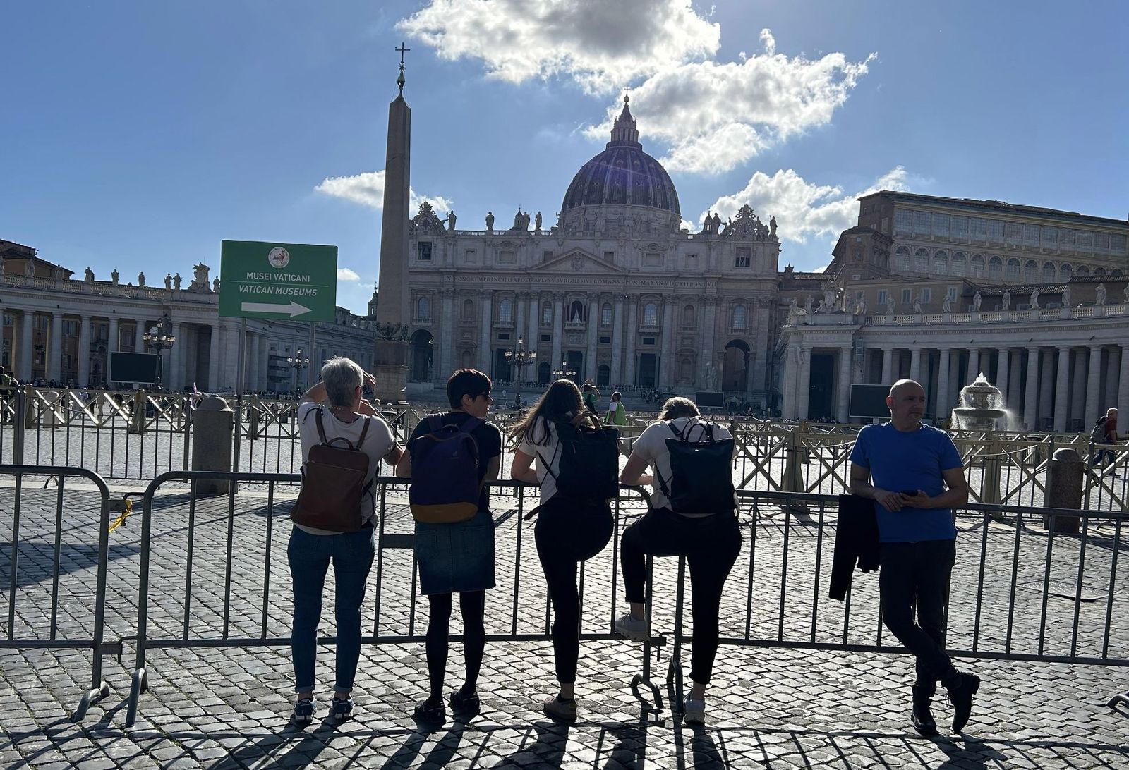 Mujeres frente a San Pedro