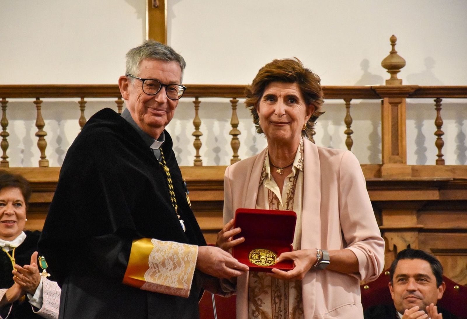 María San Gil, distinguida con la Medalla de Oro de la UPSA