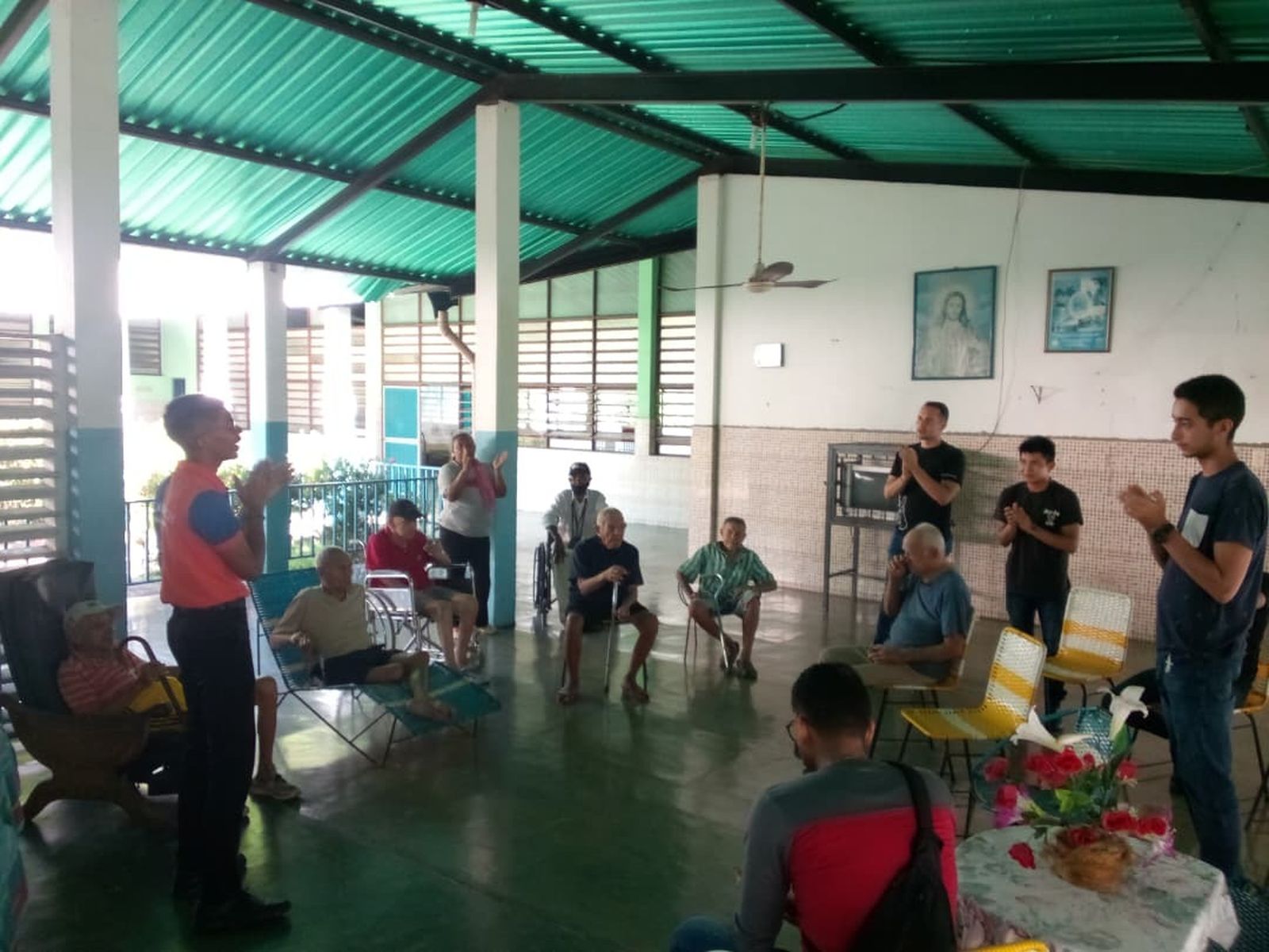 Seminaristas del Seminario Mayor Jesús Buen Pastor de la Arquidiócesis de Ciudad Bolívar, en un asilo