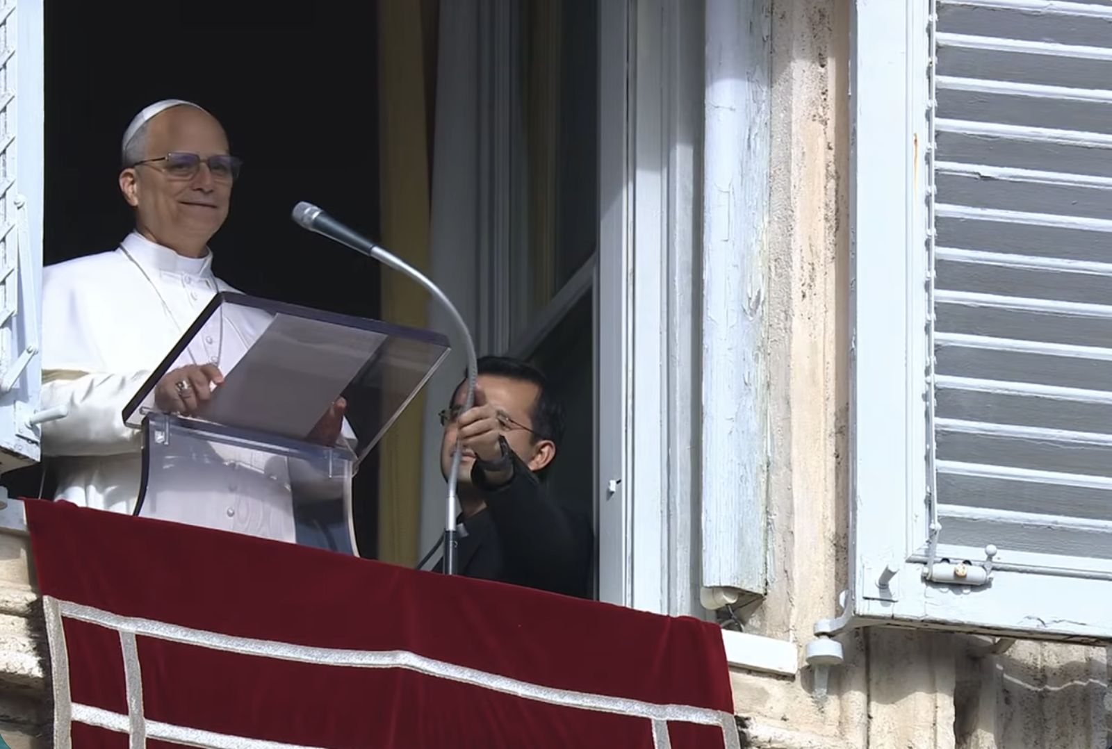 El Papa se prepara para la oración del ángelus